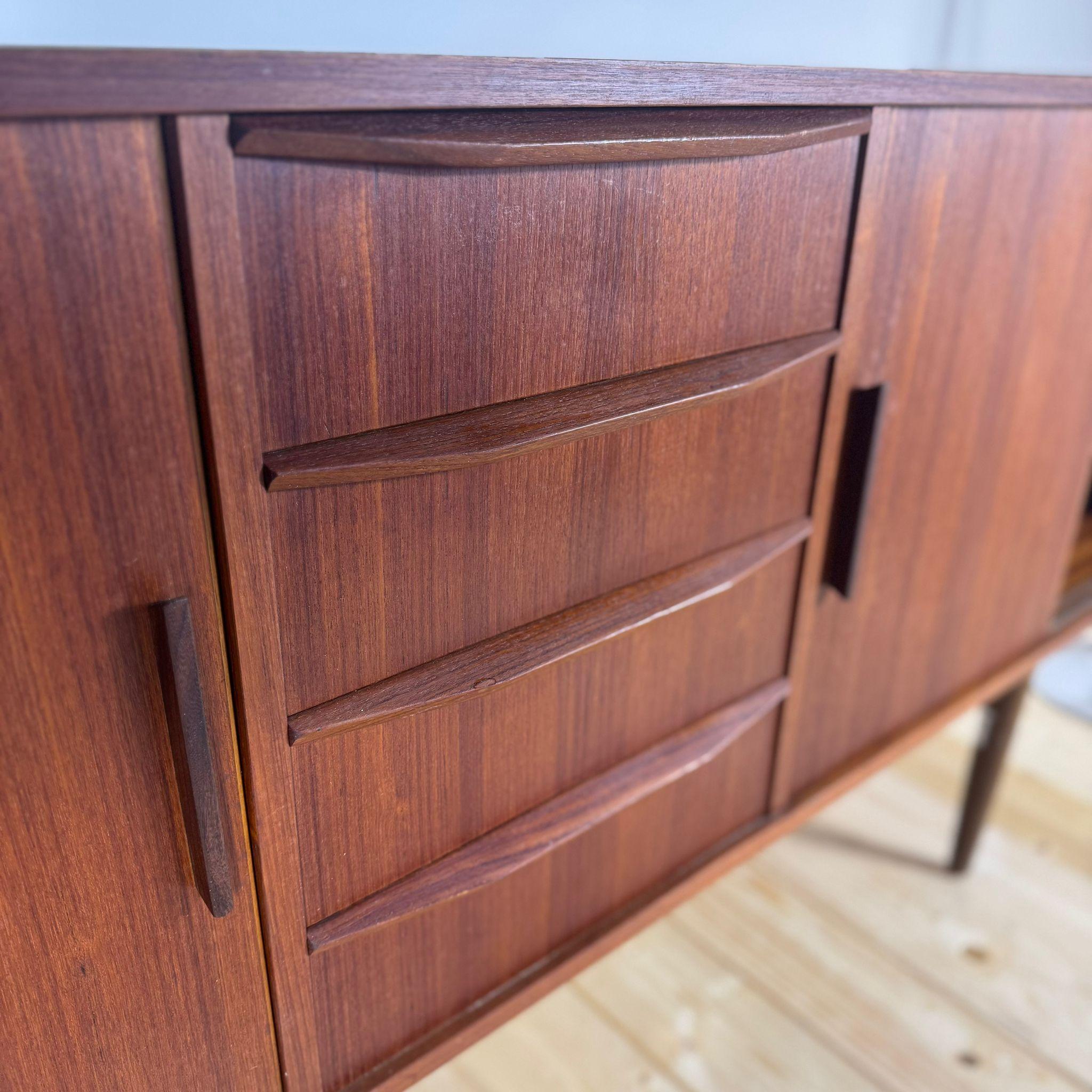 Danish Sideboard in teak con ante scorrevoli e cassetti – Mid-Century For Sale