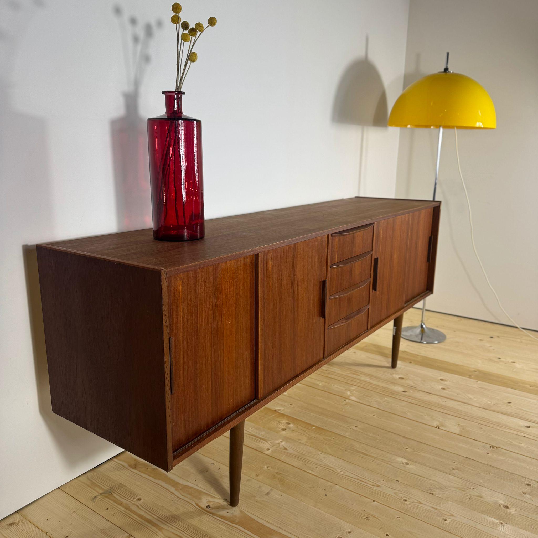 Veneer Sideboard in teak con ante scorrevoli e cassetti – Mid-Century For Sale