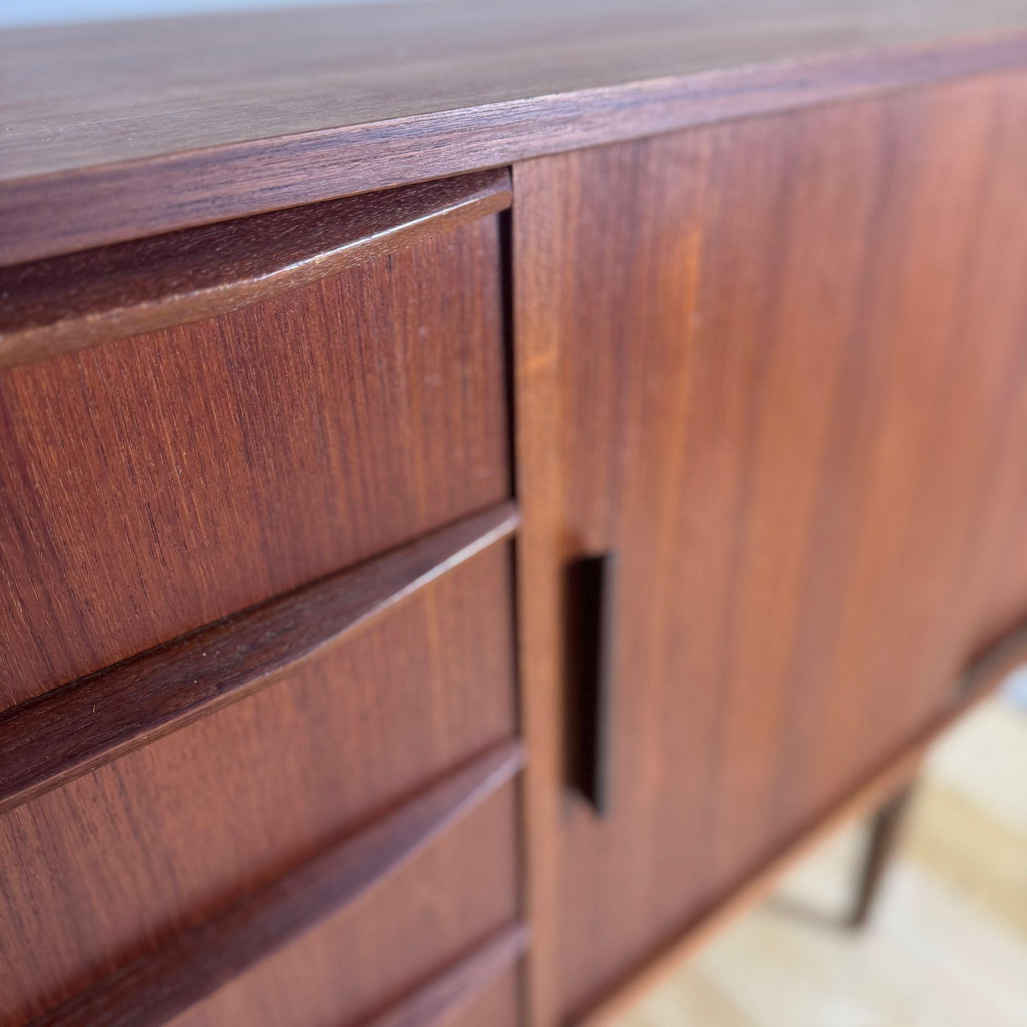 Sideboard in teak con ante scorrevoli e cassetti – Mid-Century In Good Condition For Sale In Torino, IT
