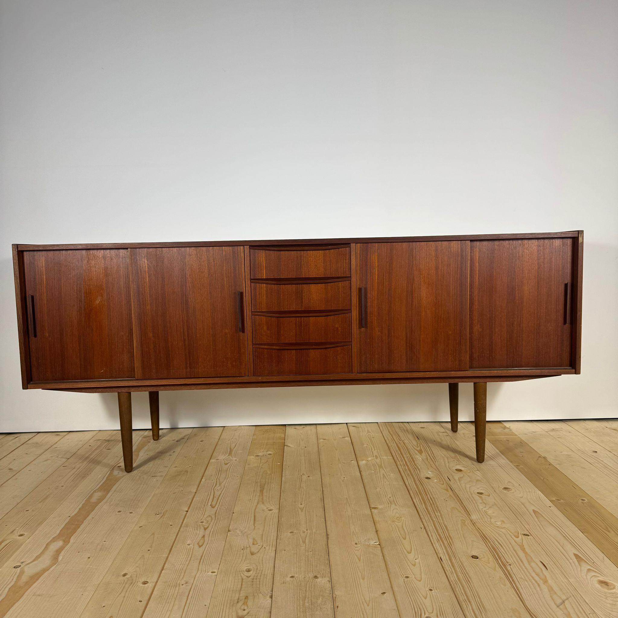 Mid-20th Century Sideboard in teak con ante scorrevoli e cassetti – Mid-Century For Sale