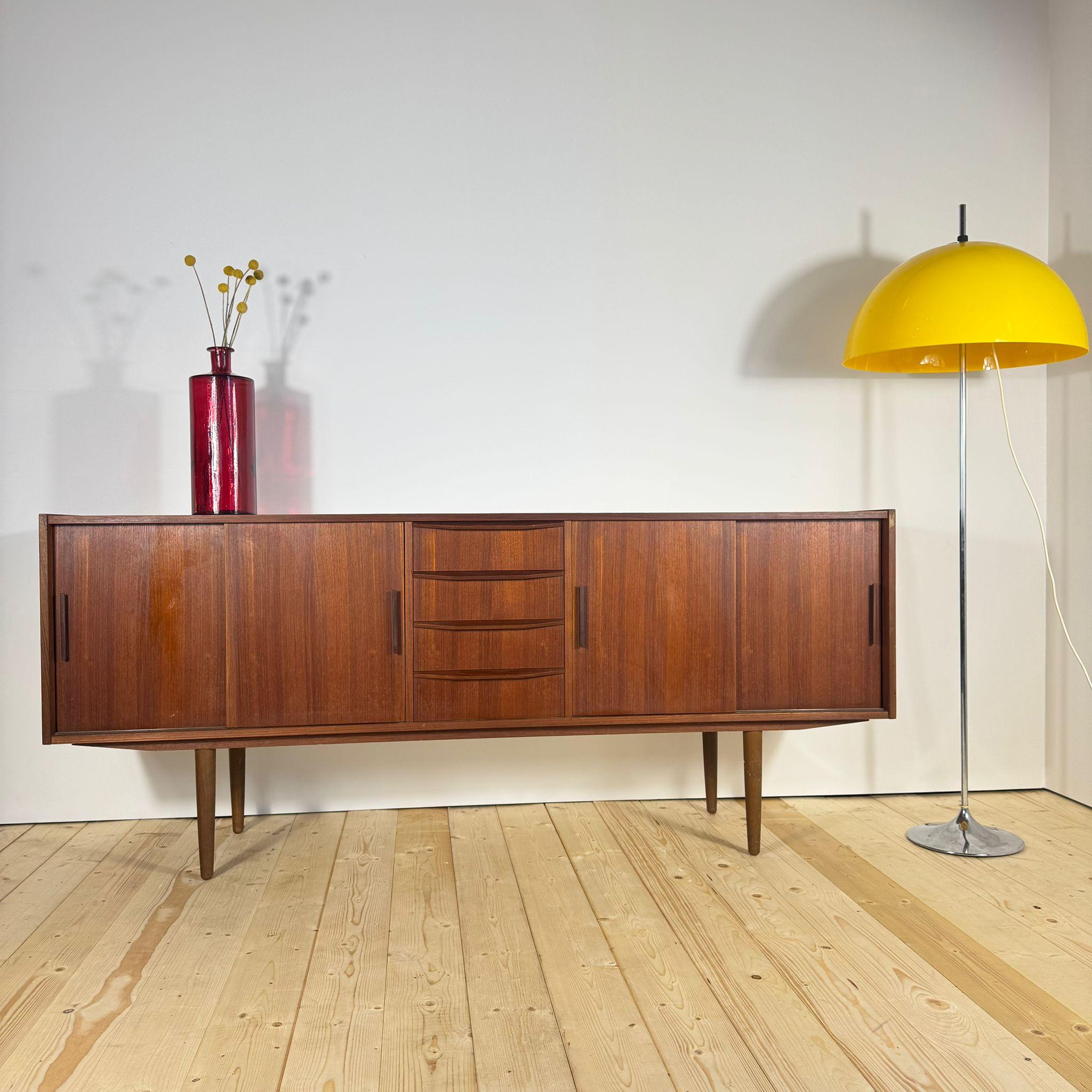 Teak Sideboard in teak con ante scorrevoli e cassetti – Mid-Century For Sale