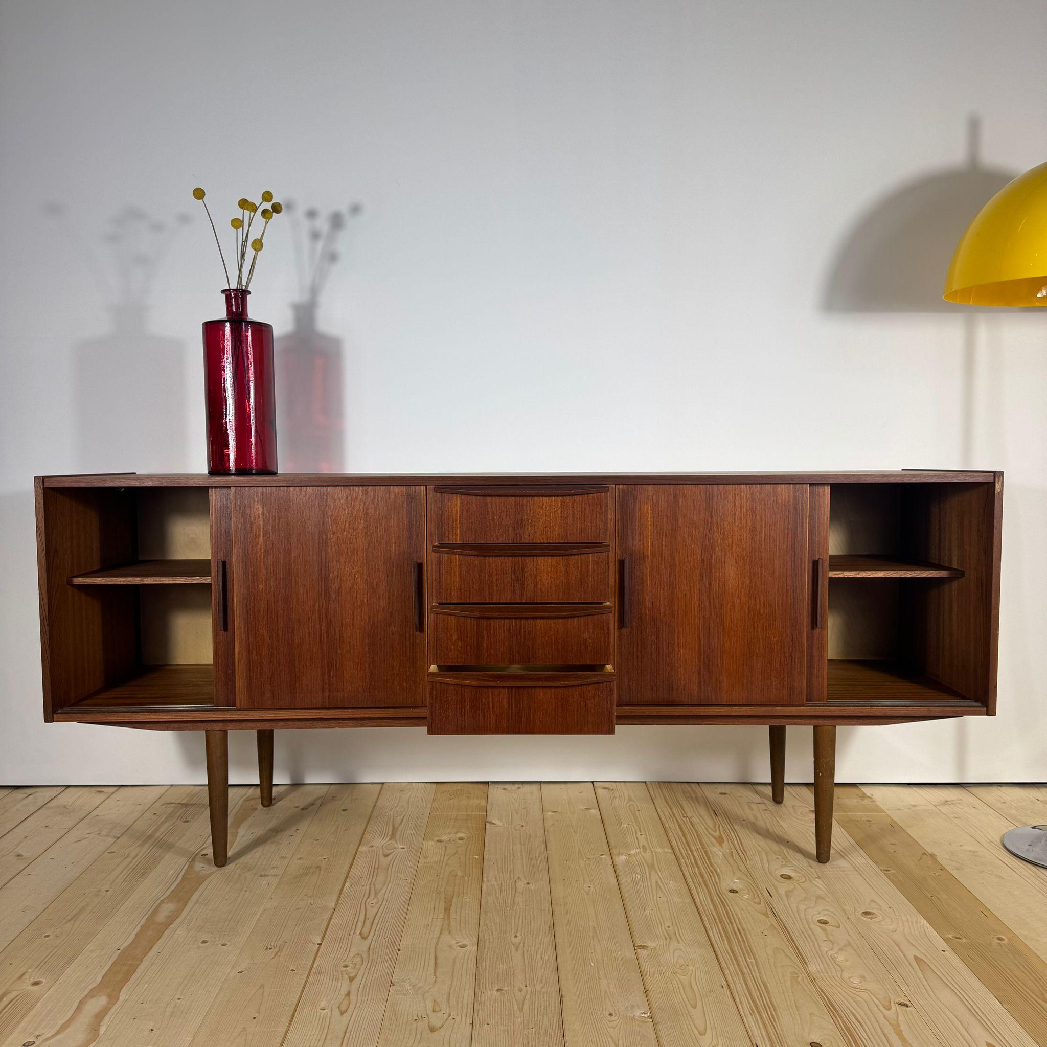 Sideboard in teak con ante scorrevoli e cassetti – Mid-Century For Sale 1