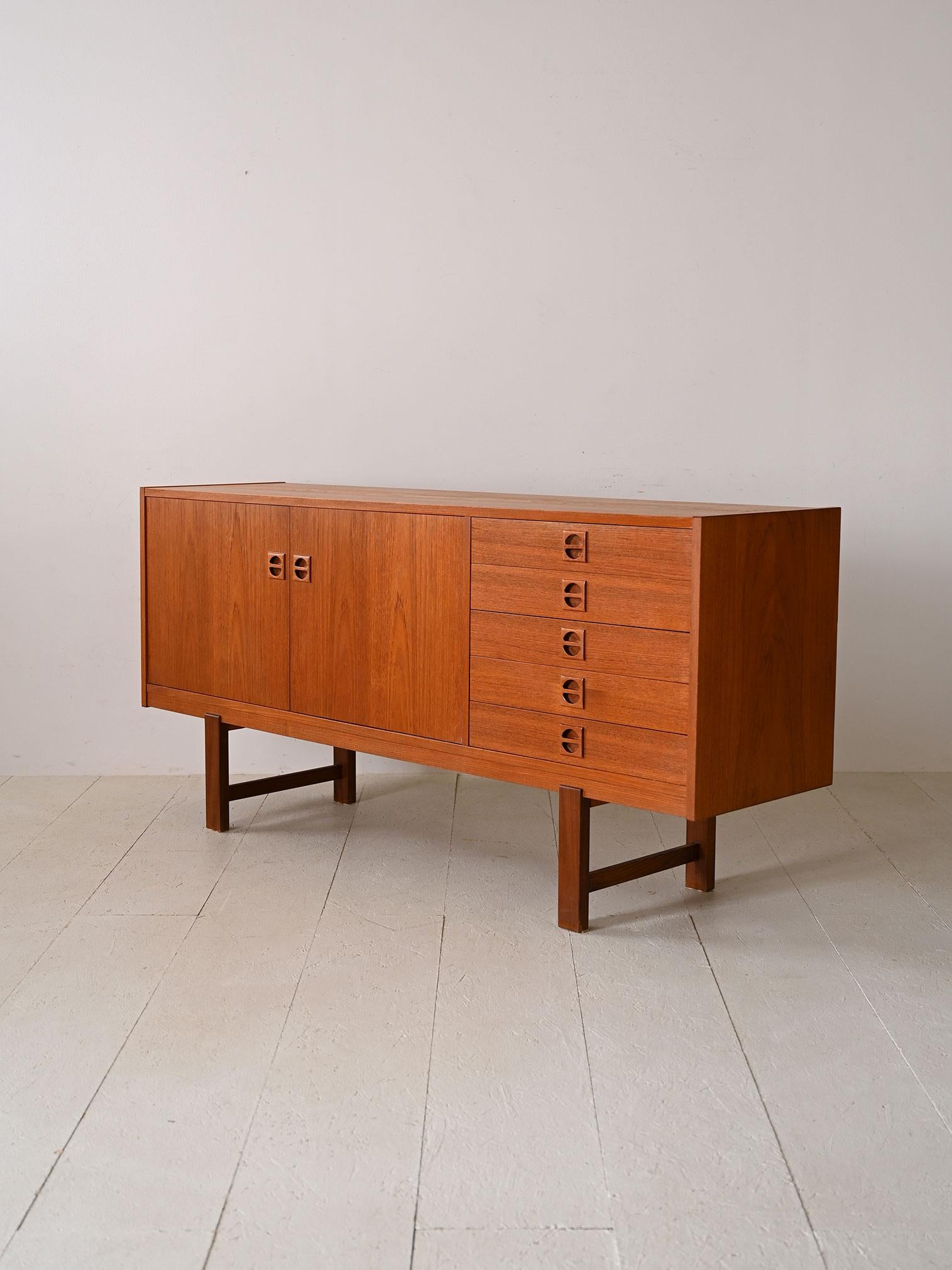 1900s teak sideboard with drawers and doors In Good Condition For Sale In Brescia, IT