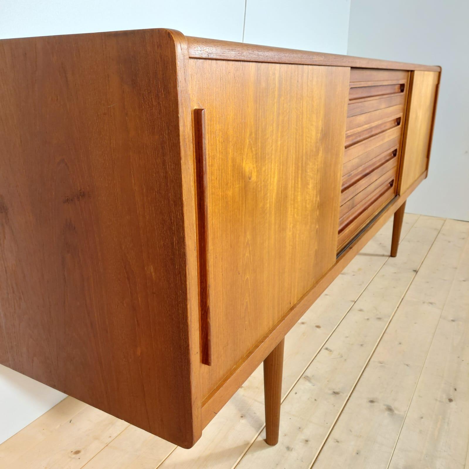 Veneer Sideboard in teak, Johannes Andersen, Denmark 1960 For Sale
