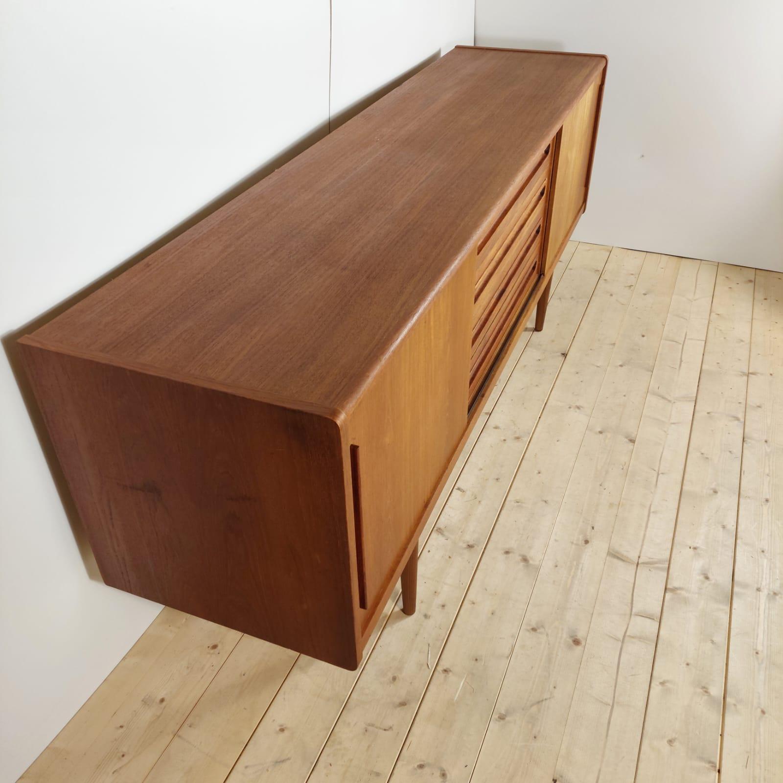 Sideboard in teak, Johannes Andersen, Denmark 1960 In Good Condition For Sale In Torino, IT