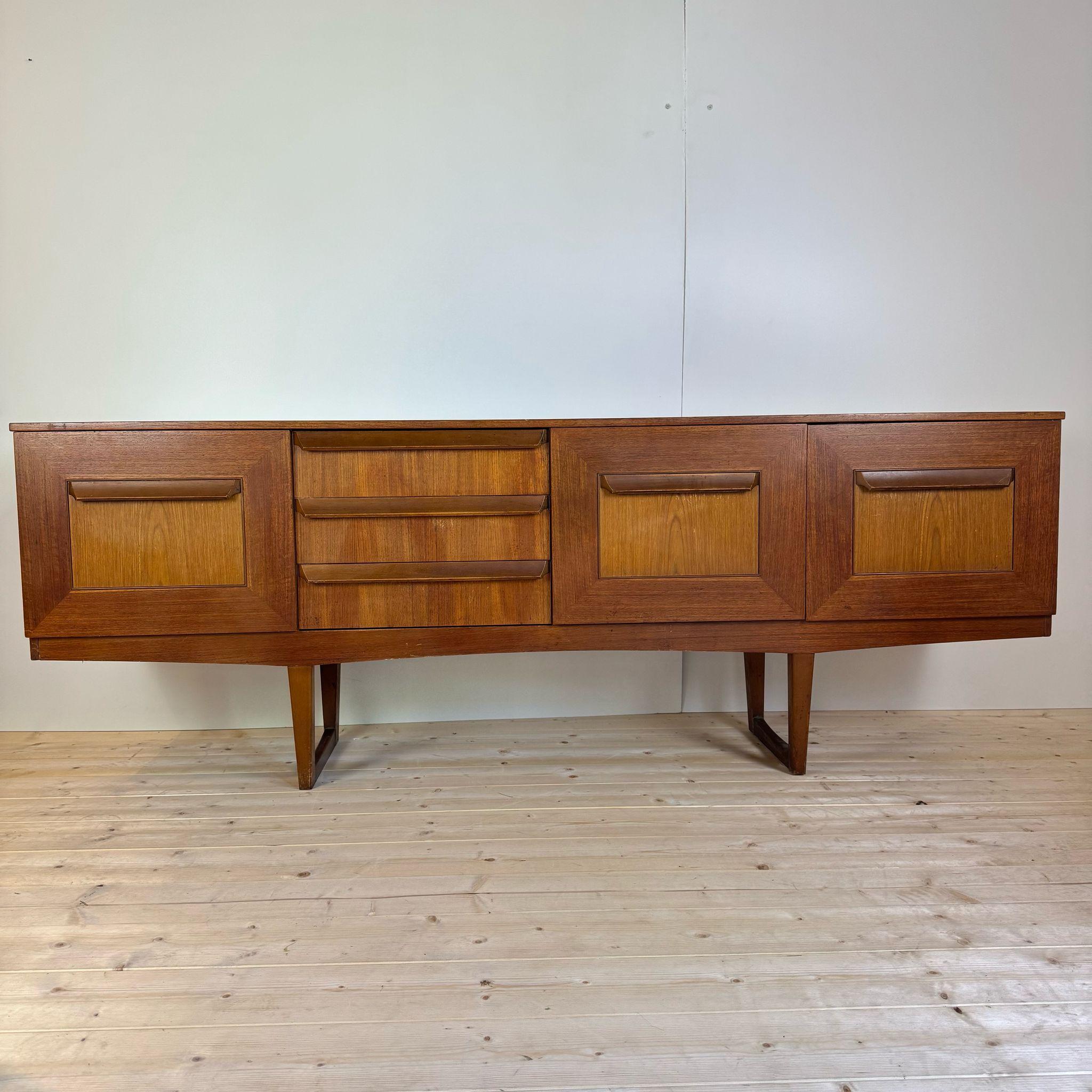 Sideboard aus Teakholz, UK 1960 im Zustand „Gut“ im Angebot in Torino, IT