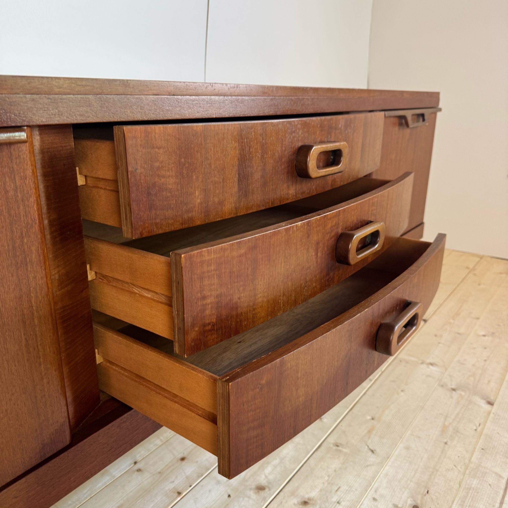 Sideboard aus Teakholz, UK 1960 im Zustand „Gut“ in Torino, IT