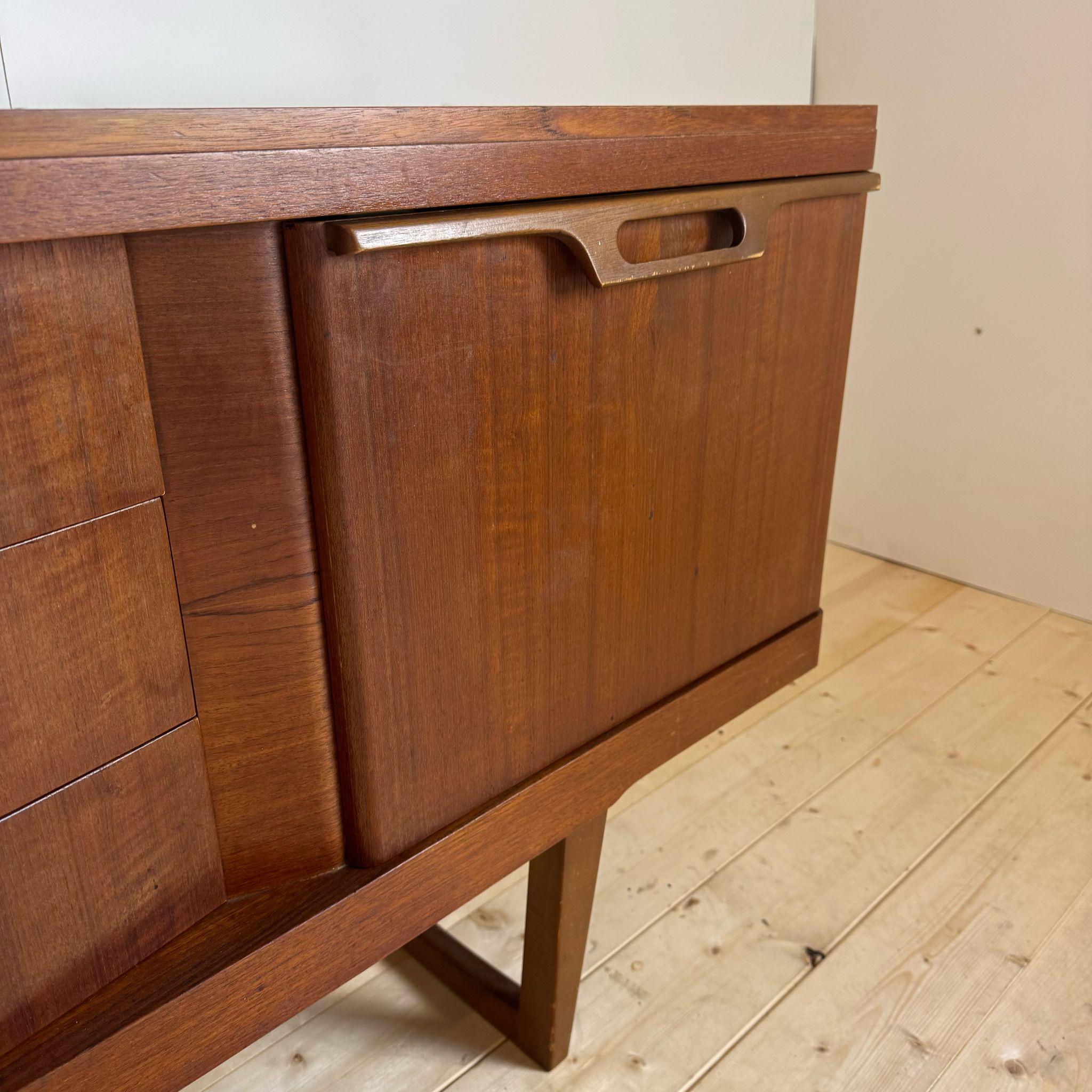 Sideboard aus Teakholz, UK 1960 (Mitte des 20. Jahrhunderts)