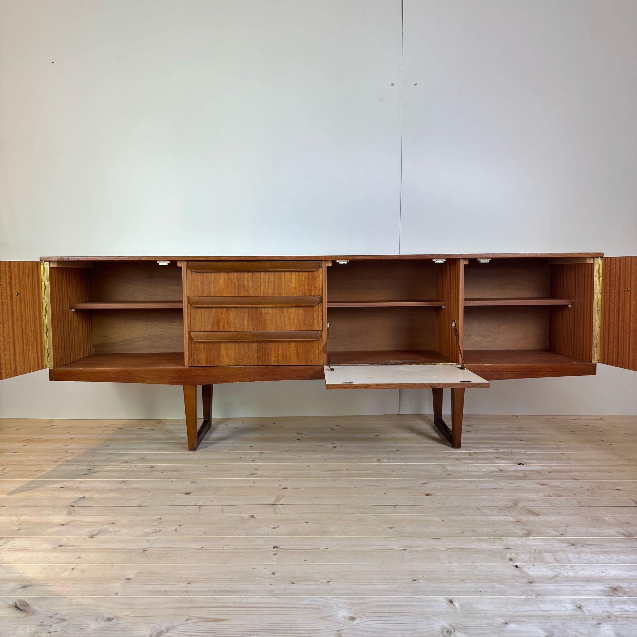 Sideboard aus Teakholz, UK 1960 im Angebot 1
