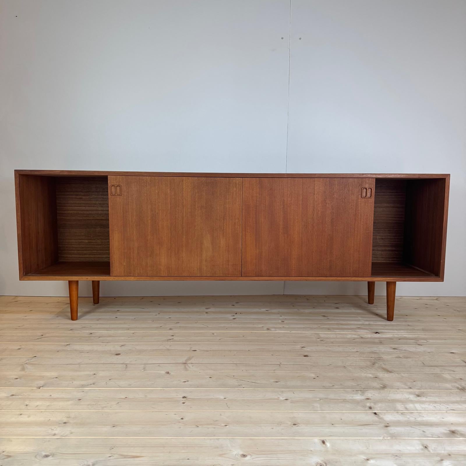 Sideboard in teak with drawers and sliding doors, Denmark 1960 In Good Condition For Sale In Torino, IT