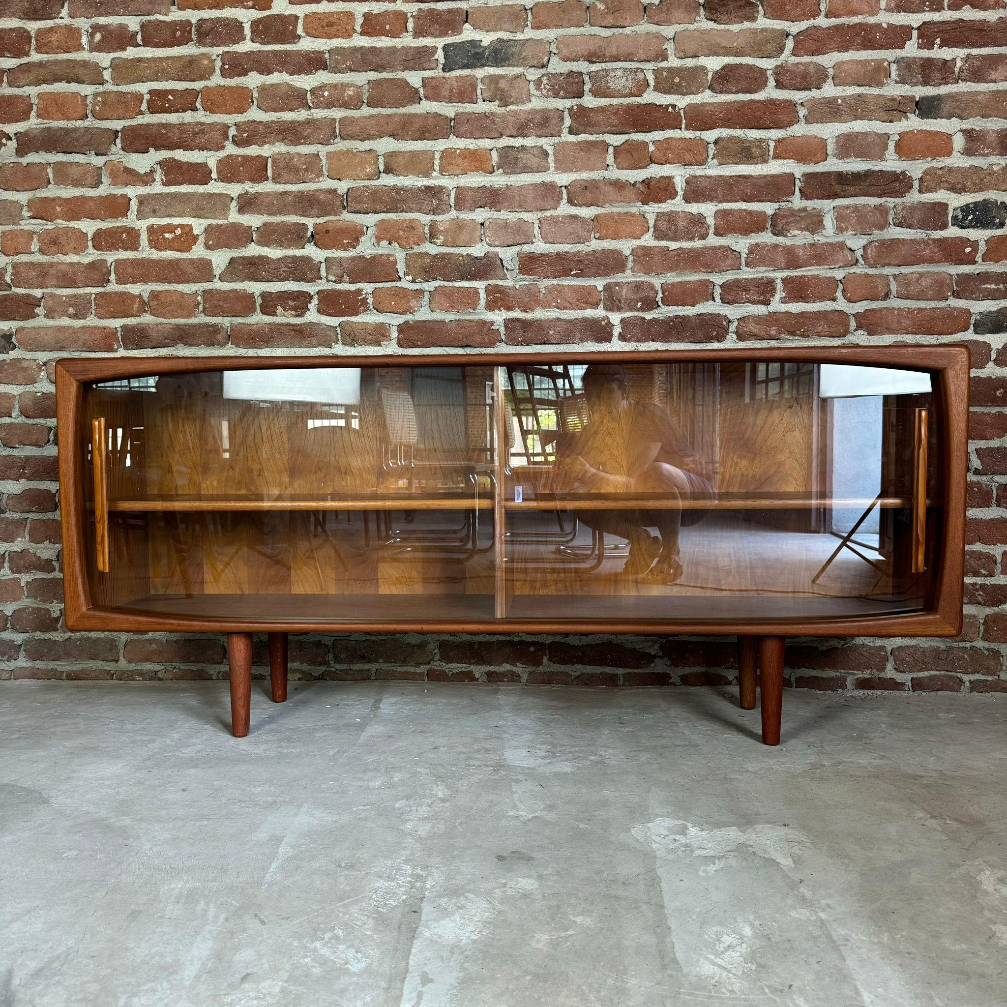 Sideboard in teak with glass sliding doors, Denmark 1960 In Excellent Condition In Torino, IT