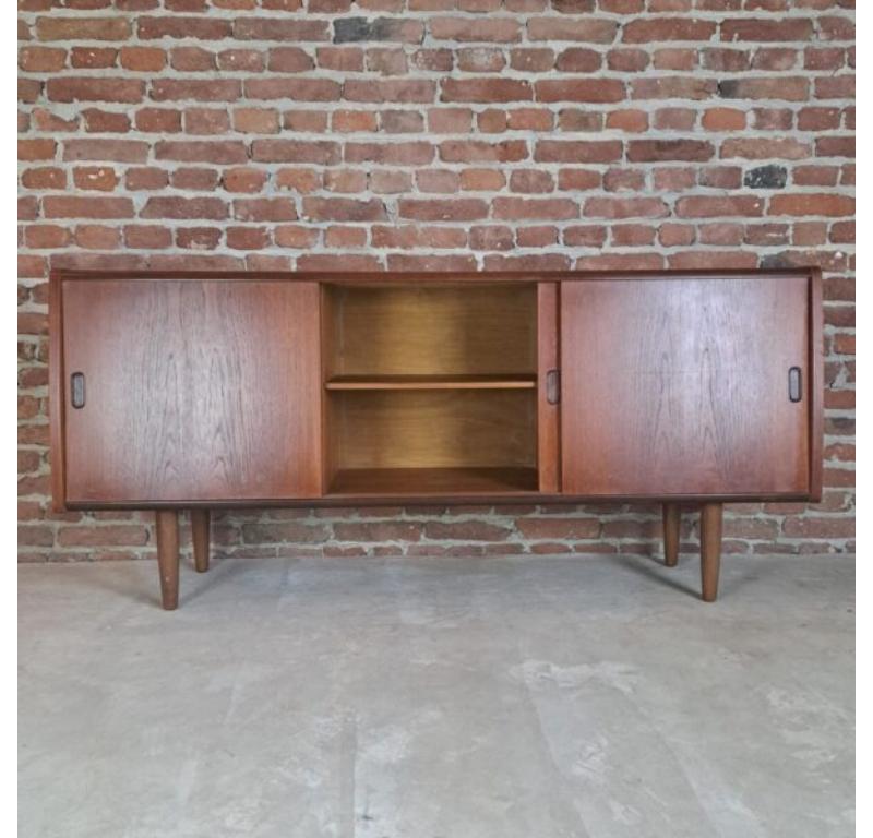 Sideboard in Teak with Three Sliding Doors, Denmark, 1960

Additional information:
Country of Manufacture – Denmark
Design Period – 1960
Production Period – 1960
Style – Midcentury / Danish design
Material – Teak wood
Color – Brown
Dimensions – 76 x