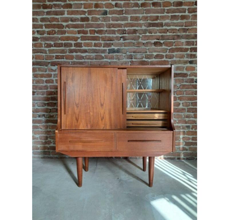 Credenza in legno di teak marrone, Danimarca, 1960
La credenza verrà consegnata perfettamente restaurata e rifinita con oli e cere naturali.

Informazioni aggiuntive:
Paese di produzione - Danimarca
Periodo di progettazione - 1960
Periodo di