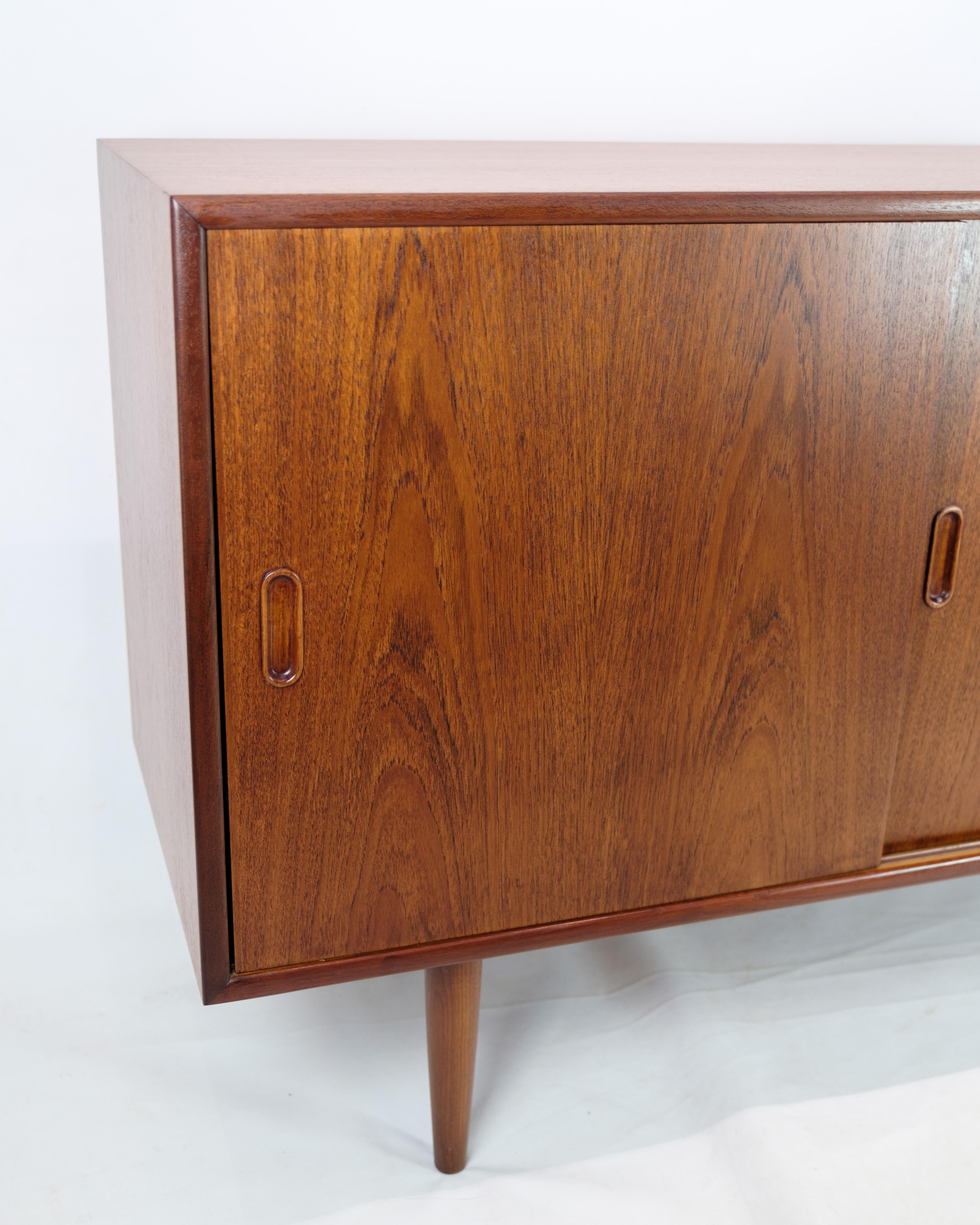 Teak sideboard of Danish design with sliding doors with internal shelves and drawers from around the 1960s.

Measurements in cm: H:78.5 W:159 D:45