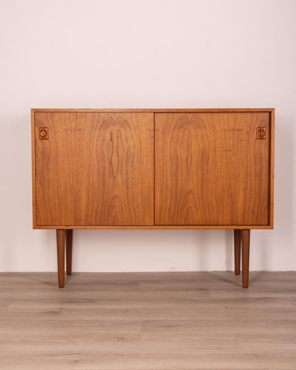 Sideboard in Teak wood, has two sliding doors, Danish design, 1960s.

Conditions: In good condition, it may show signs of wear given by time.

Dimensions: Height 91 cm; Width 121 cm; Length 40 cm

Materials: Wood

Year of production: Anni 60.