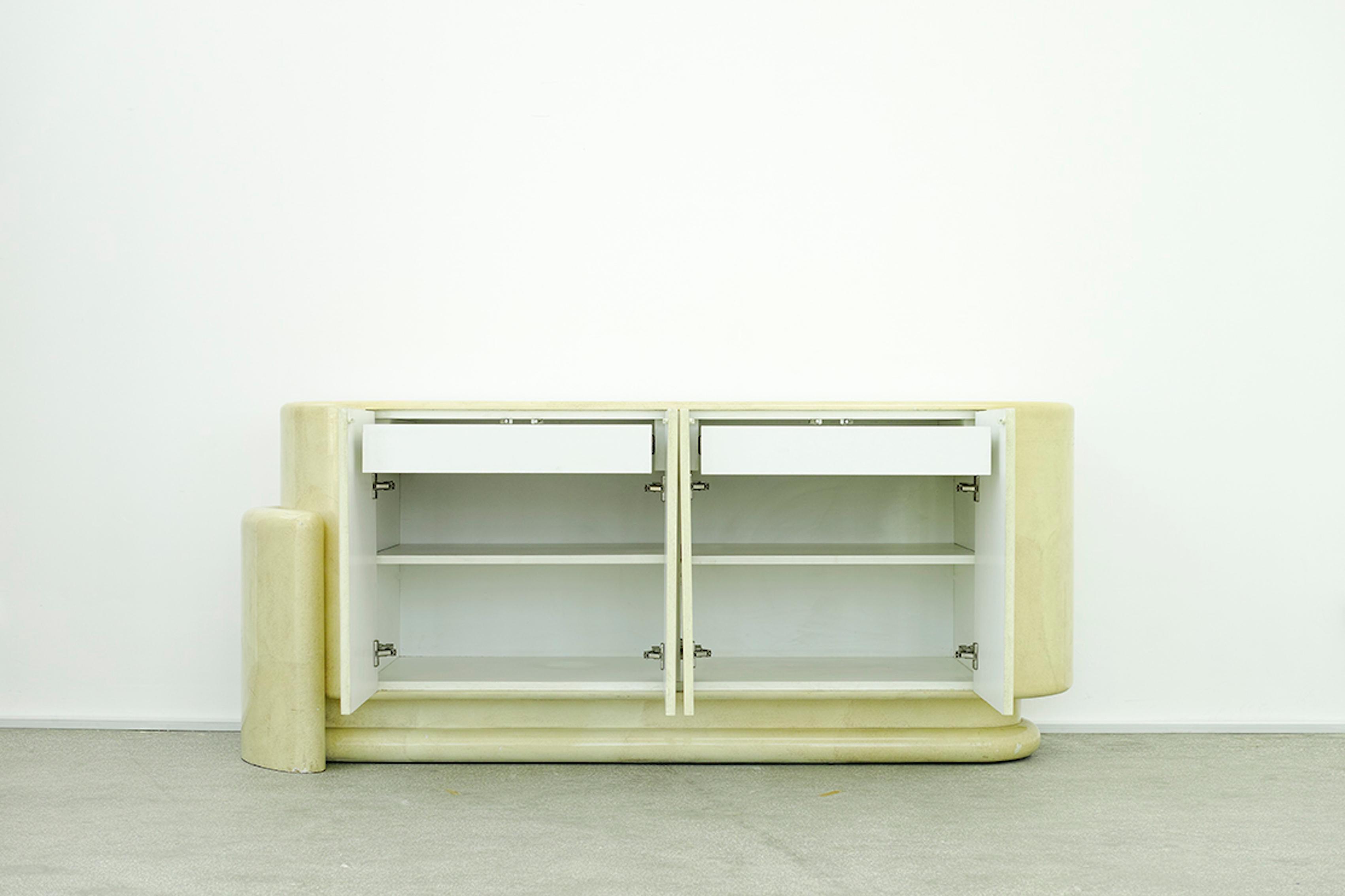 Sideboard in the style of Karl Springer, USA, 1970s
Lacquered goat skin
Interior in white laminate.