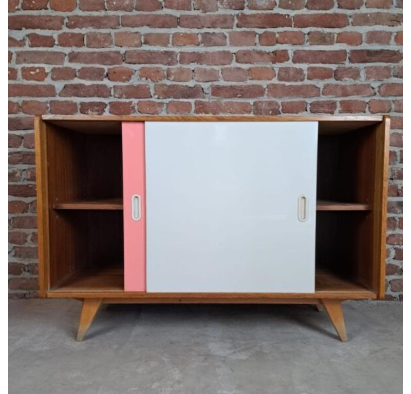 Sideboard in Weiß und Rosa, Tschechoslowakei, 1960

Zusätzliche Informationen:
Land der Herstellung - Tschechoslowakei
Entwurfszeitraum - 1960
Produktionszeitraum - 1960
Stil - Midcentury
MATERIAL - Holz
Farbe - Weiß und rosa
Abmessungen - 110 x 76