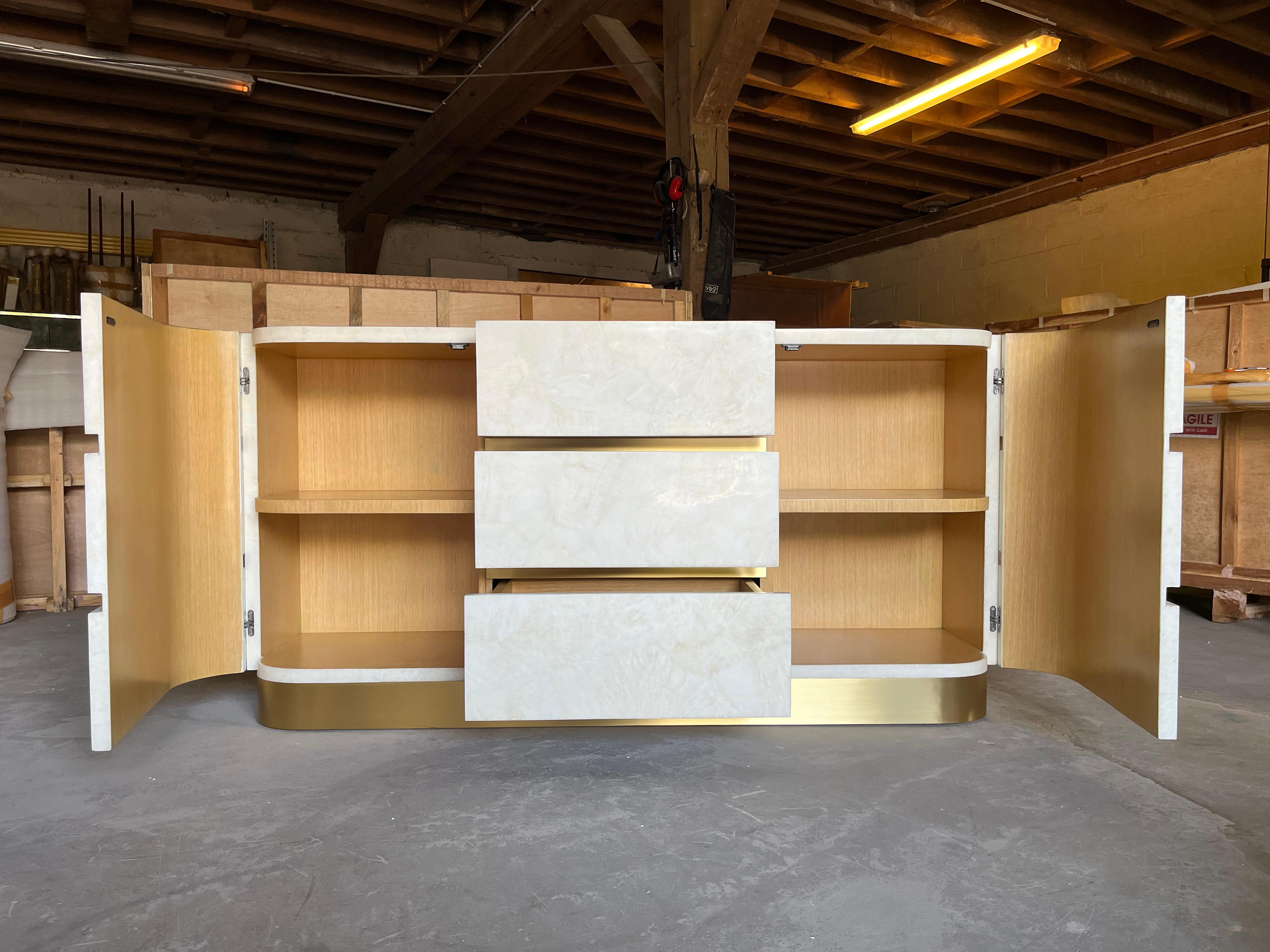 Sideboard in White Rock Crystal and Brass by Ginger Brown In New Condition For Sale In Bourguebus, FR