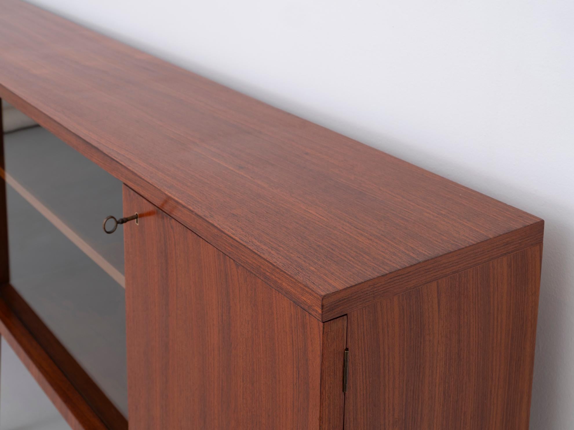 Sideboard in Wood and Glass by Gio Ponti 1950s In Excellent Condition For Sale In Montecatini Terme, IT