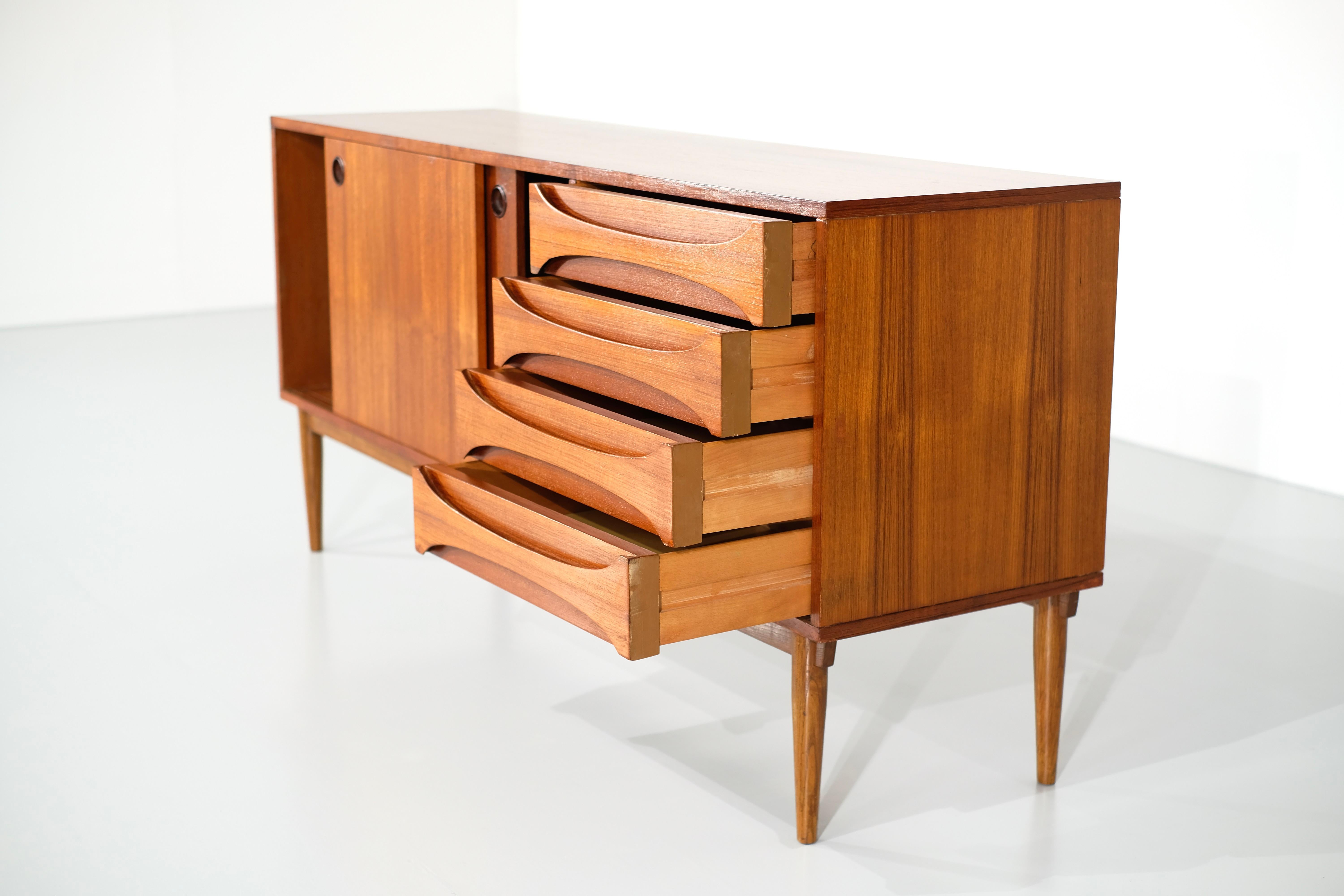  Sideboard in Wood medium size 1960's In Good Condition For Sale In Lot/Drogenbos, BE