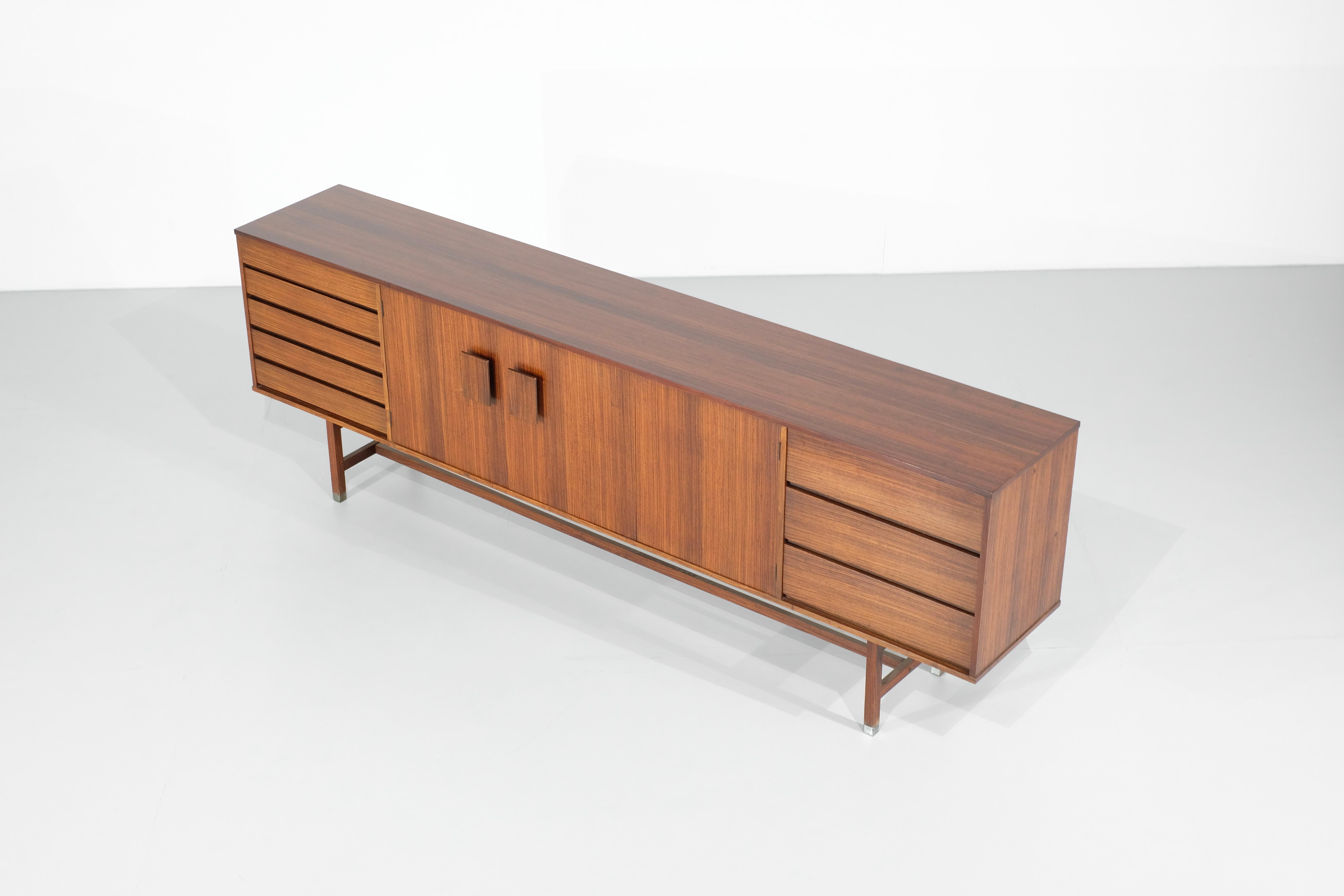 Buffet Inger 250 d'Inger Klingenberg pour Fristho Franeker, années 1960 Bon état - En vente à Lot/Drogenbos, BE