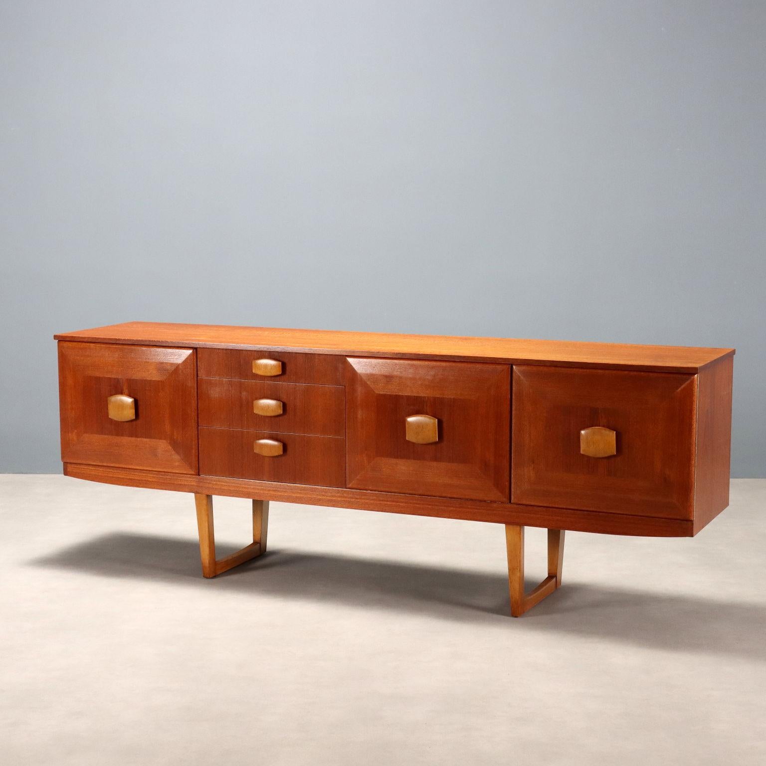 Sideboard ad ante battenti laterali e ribalta per vano bar, cassetti a vista, particolari maniglie, legno impiallacciato teak, accuratamente e completamente restaurato dal nostro laboratorio. Molto buone condizioni.