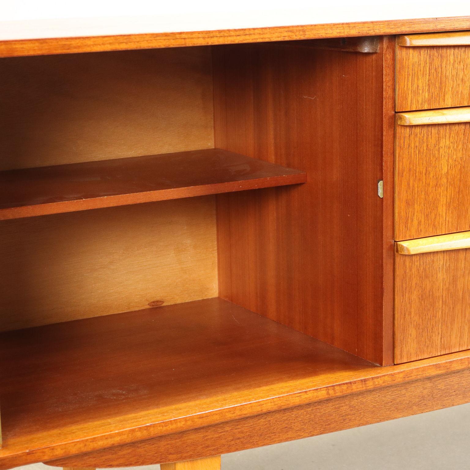 English 1960s teak sideboard In Excellent Condition For Sale In Milano, IT