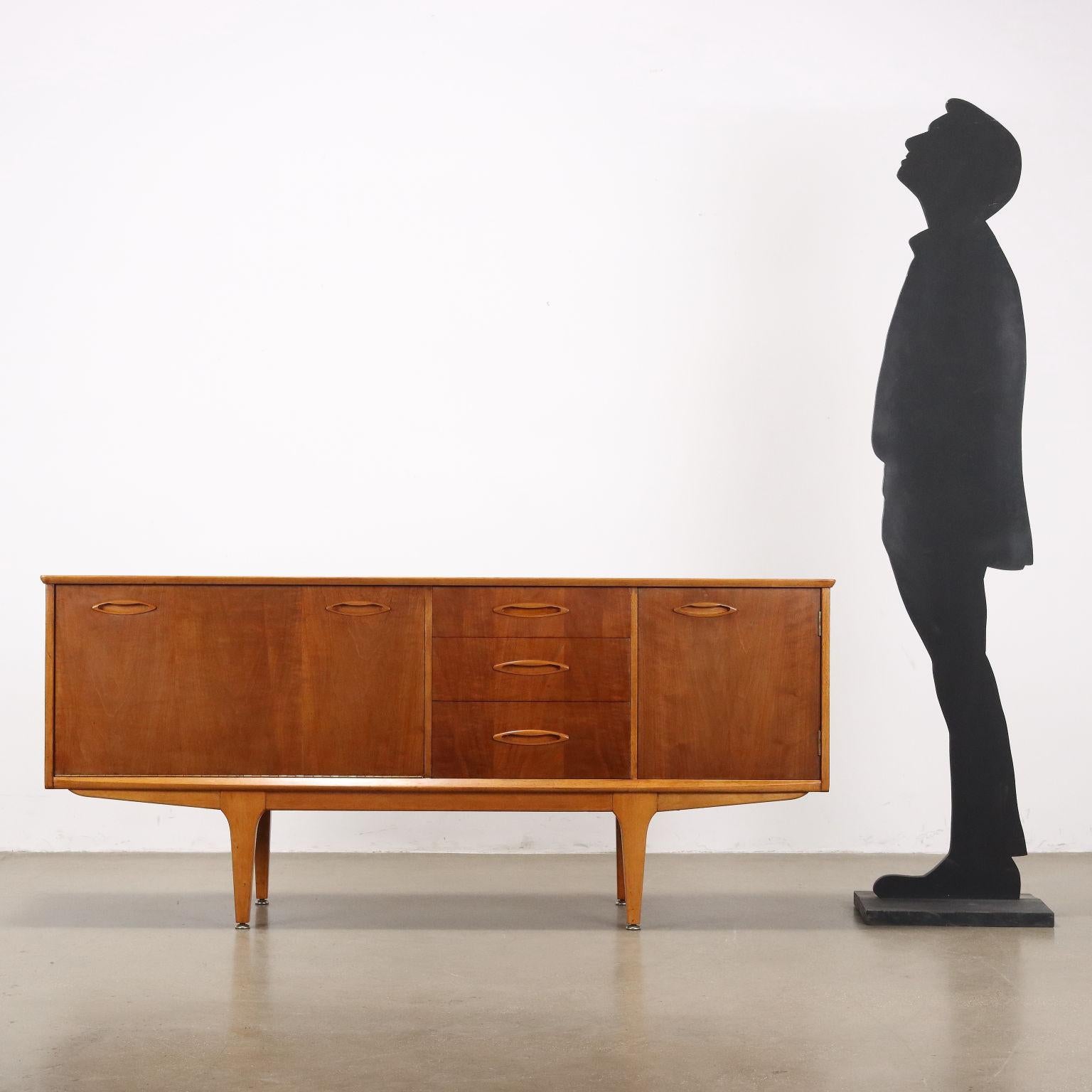 Sideboard con apertura a ribalta, battente e cassetti a vista. legno impiallacciato teak. Completamente restaurato. 