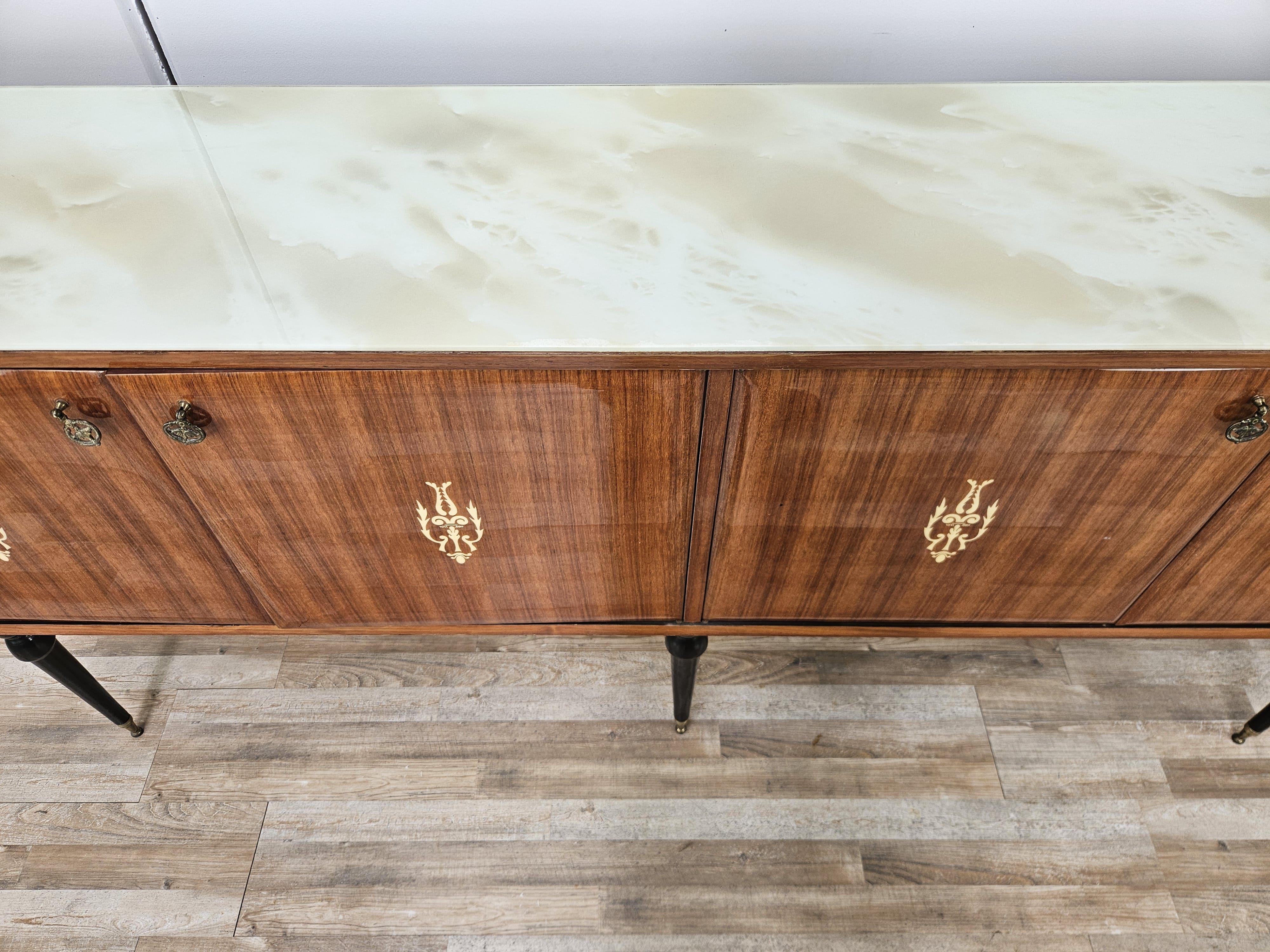 Italian mahogany sideboard from the mid-1960s with glass top In Good Condition For Sale In Premariacco, IT