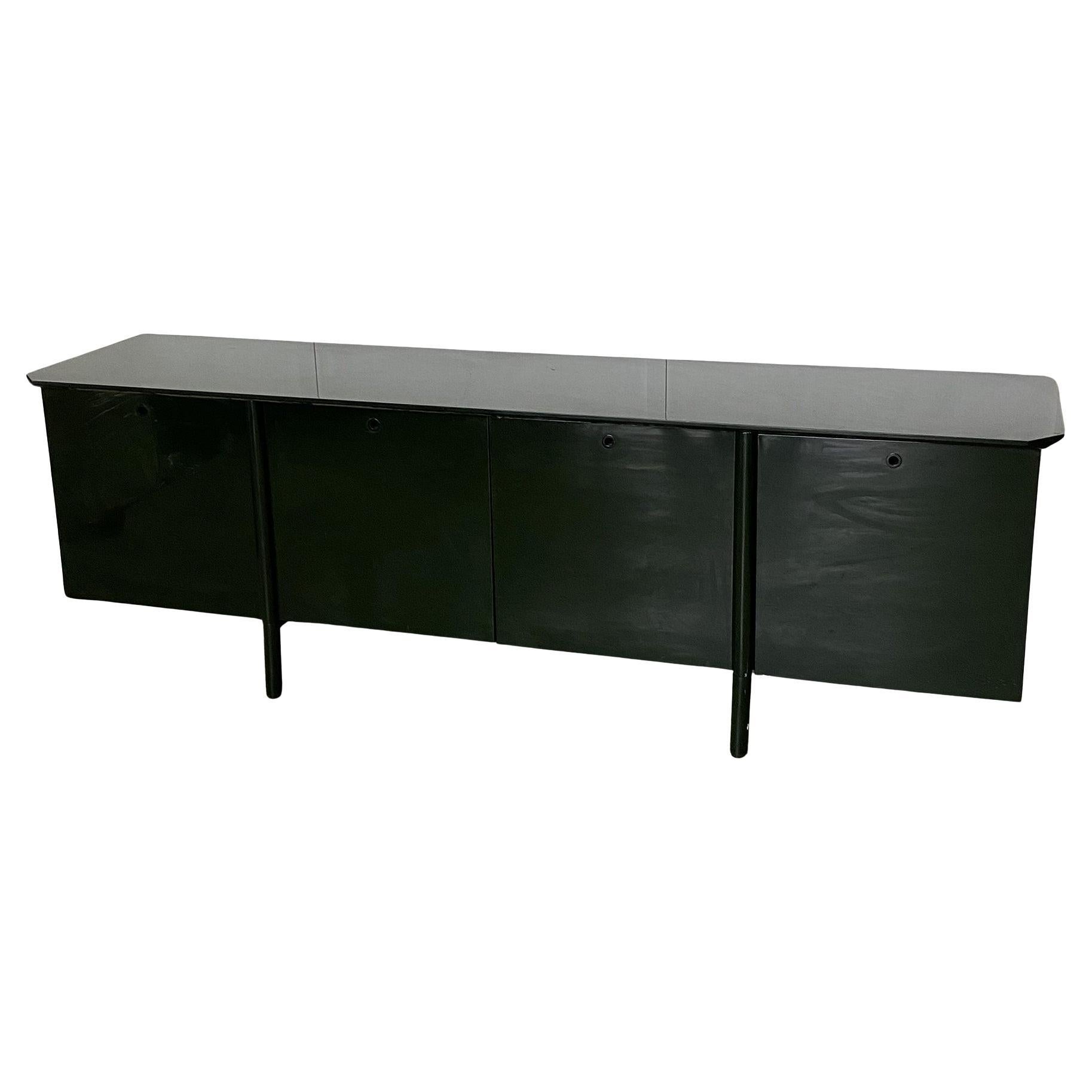 Buffet Giotto Stoppino en bois laqué vert, pieds en métal, plateau en verre fumé, quatre portes et six tiroirs, meubles de rangement, production italienne, fin des années 1970.