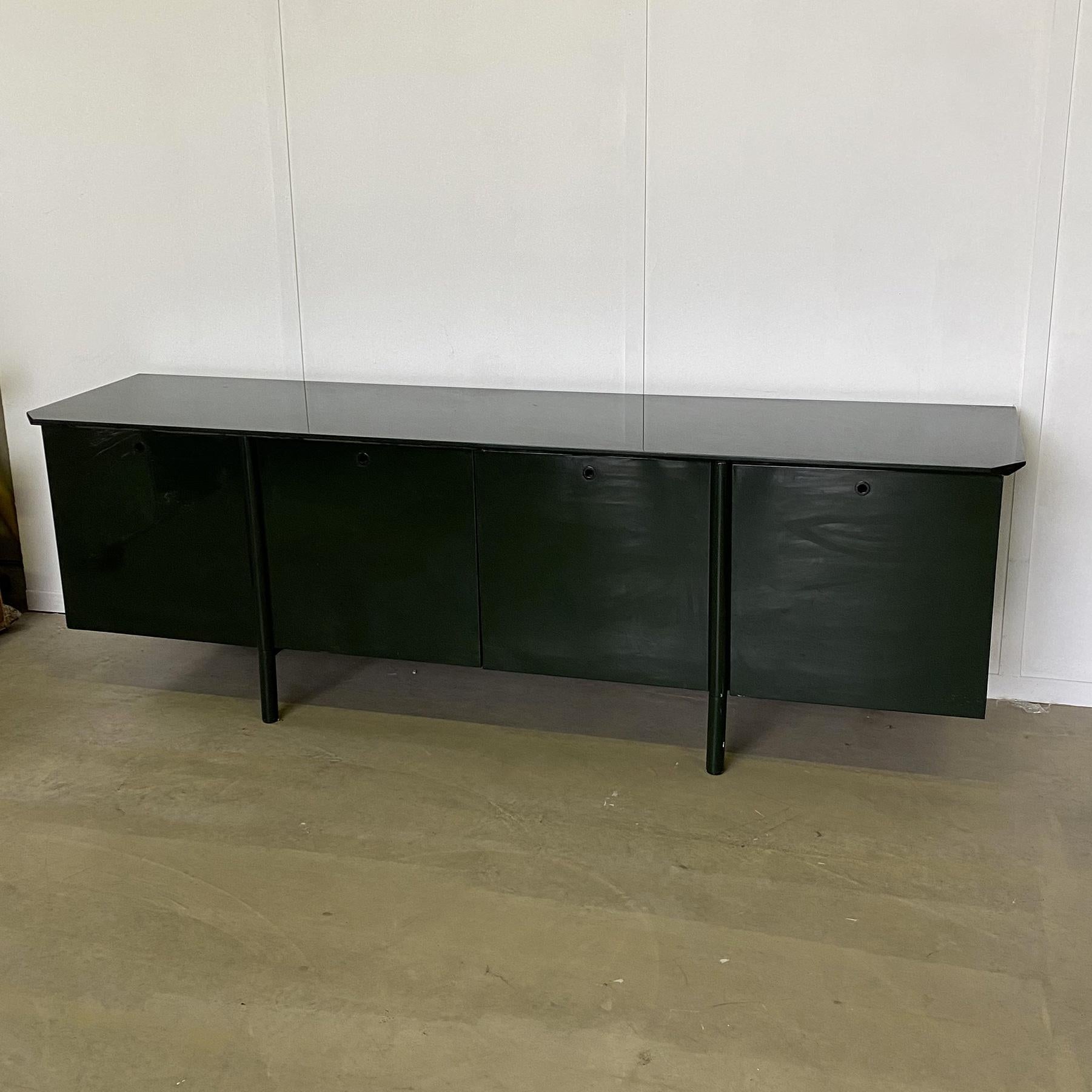 Sideboard lacquered 1970s Giotto Stoppino In Good Condition For Sale In bari, IT