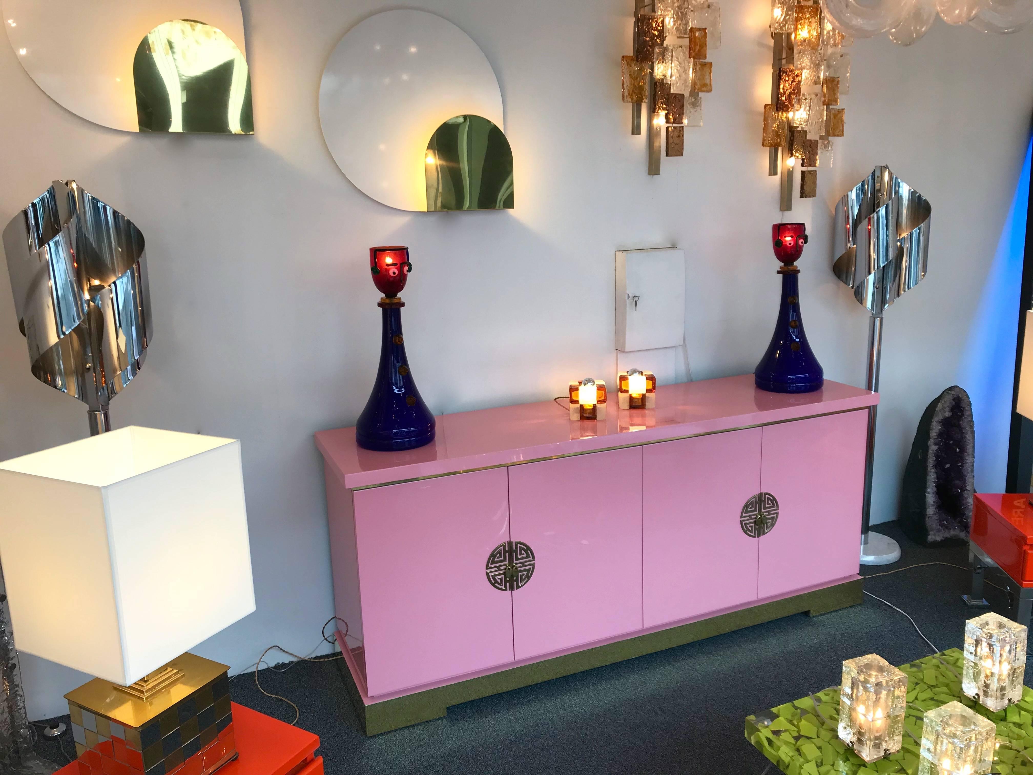Sideboard buffet or credenzas in light pink lacquer lacquered, brass base and doors elements by Maison Jansen Paris. In a Japanese style inspiration. Famous design like Guy Lefevre, Jean Claude Mahey, Willy Rizzo, Hollywood Regency, Mario Sabot,