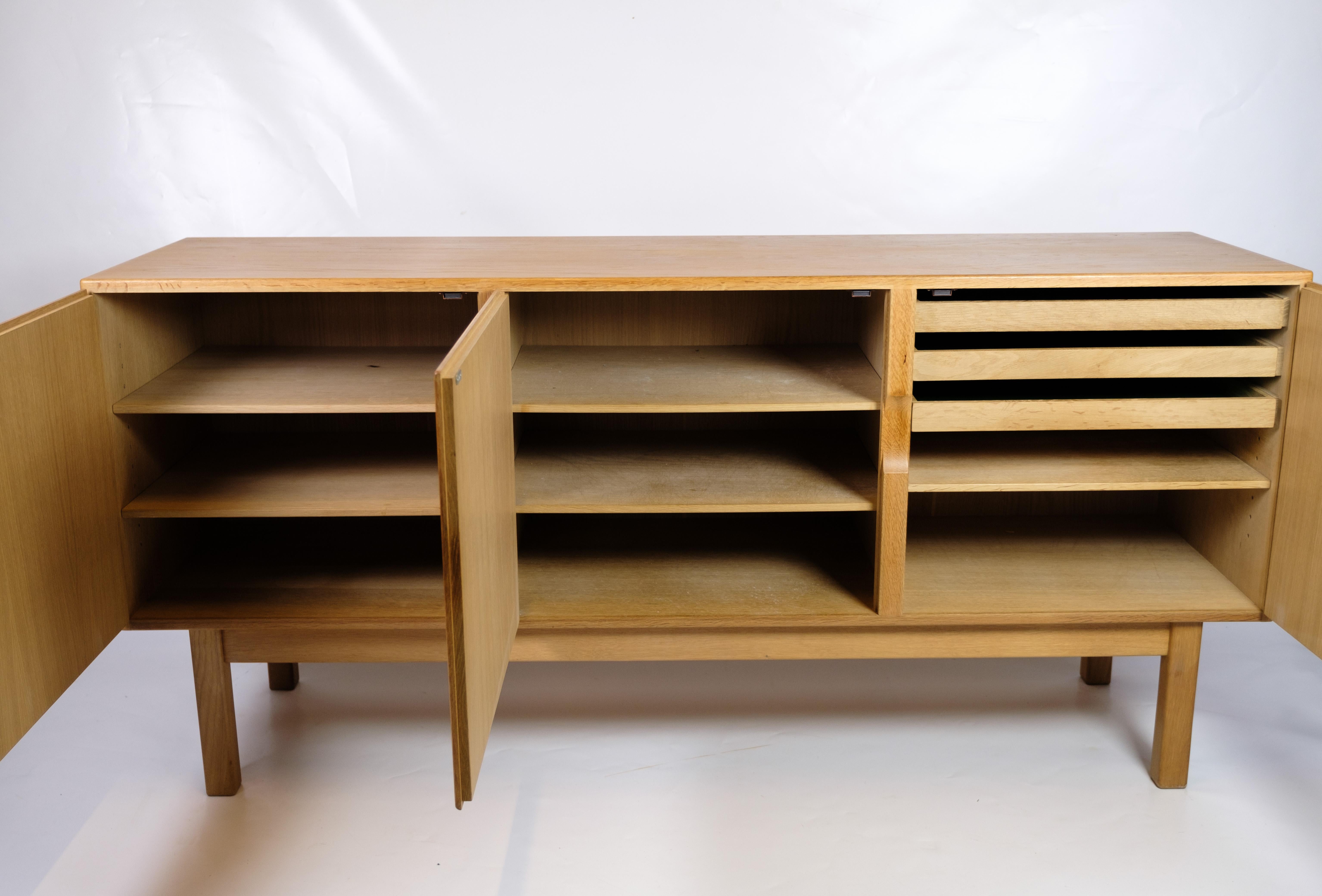Sideboard aus Oak Wood im dänischen Design der 1960er Jahre im Zustand „Gut“ im Angebot in Lejre, DK
