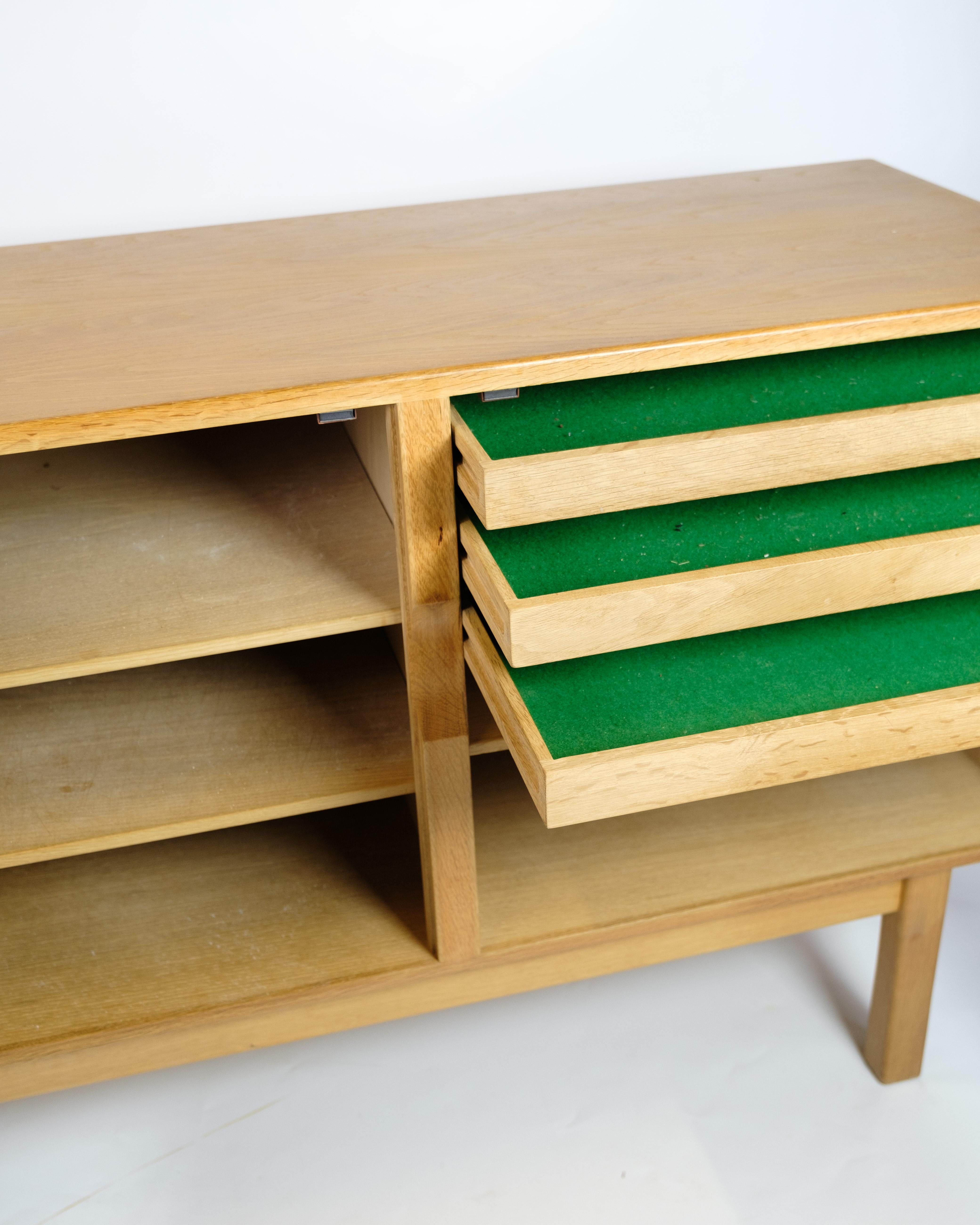 Sideboard aus Oak Wood im dänischen Design der 1960er Jahre im Angebot 1