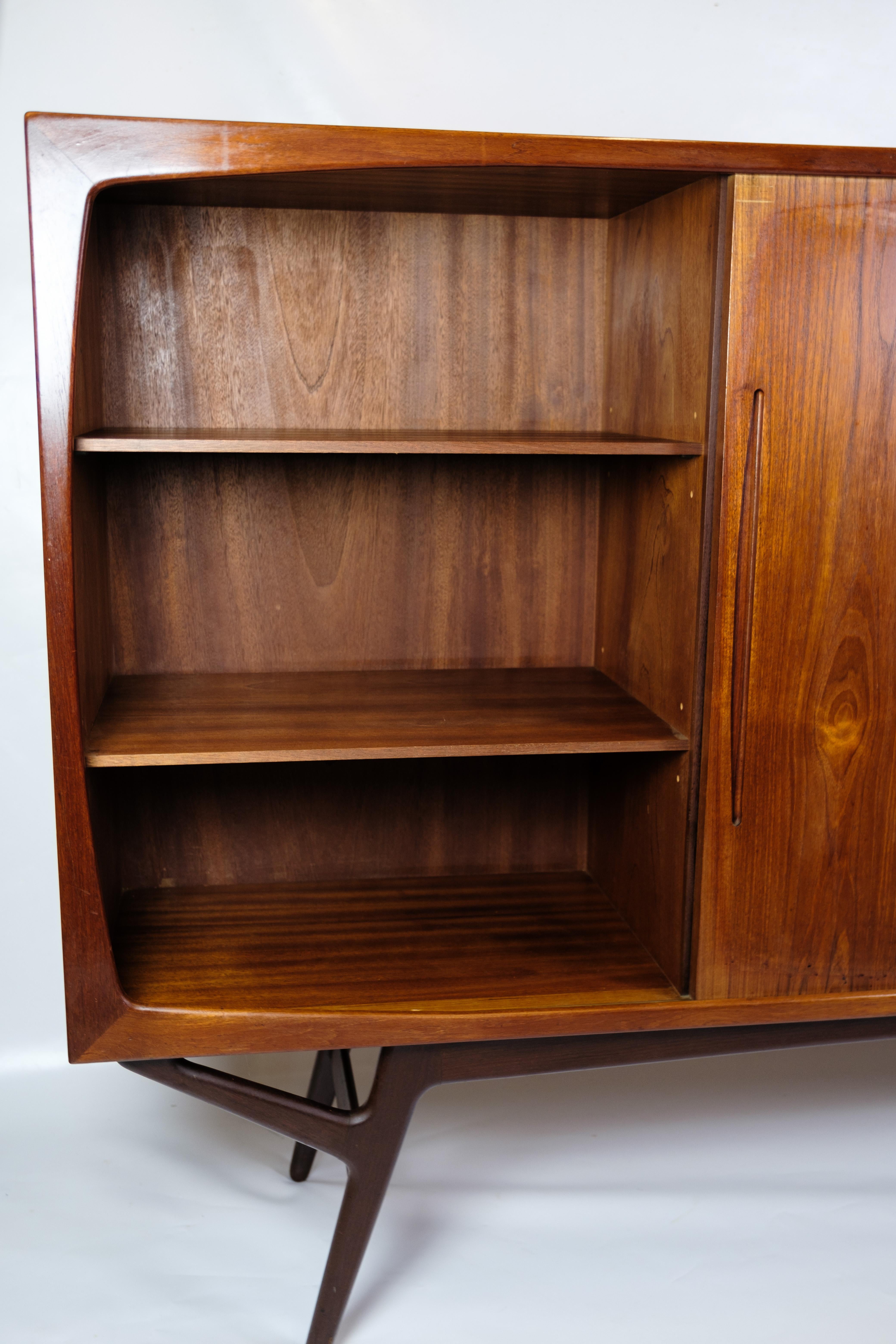 Superbe buffet très bien entretenu, conçu par Harry Østergaard pour Randers Møbelfabrik en bois de rose dans les années 1950. Ce buffet est très particulier en raison de son design et de la façon dont les pieds du buffet sont conçus pour le