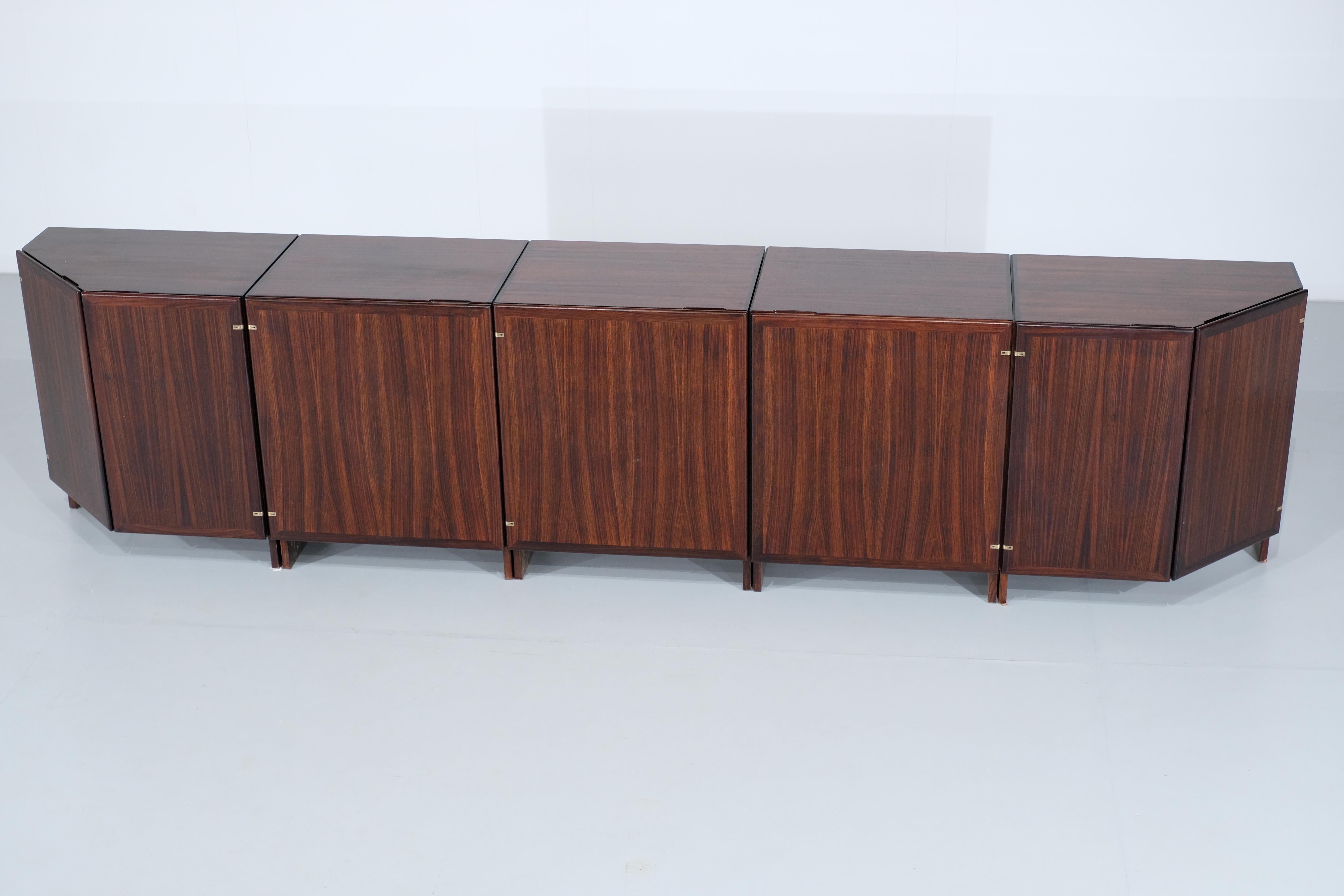 Magnificent MB48 sideboard by Franco Albini for Poggi in the 1960s.

This impressive sideboard is composed of five individual modules that connect to each other. It is therefore completely modular, and each piece can be assembled into the sideboard