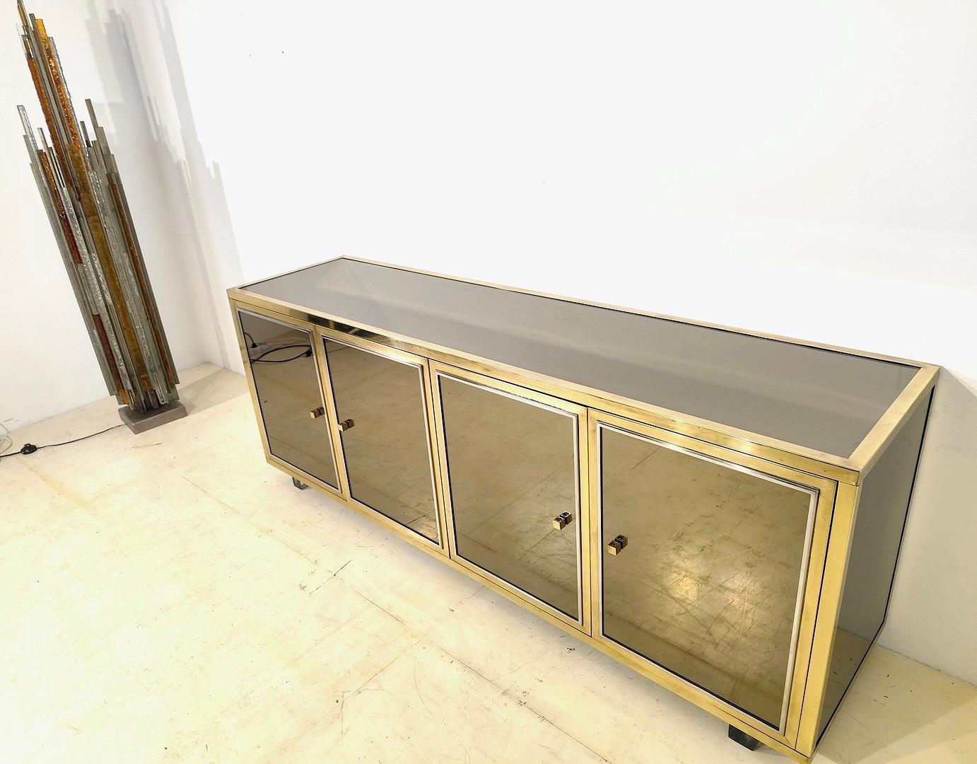 Seltenes Mid-Century Modern Sideboard, Kredenz, Buffet, Schrank, Kommode mit einem Fach kann als trockene Bar von Michel Pigneres für L'Angolo Metallarte Roma verwendet werden. Plated Mirror, Messing und Metall Chrom. Innenschubladen aus braunem