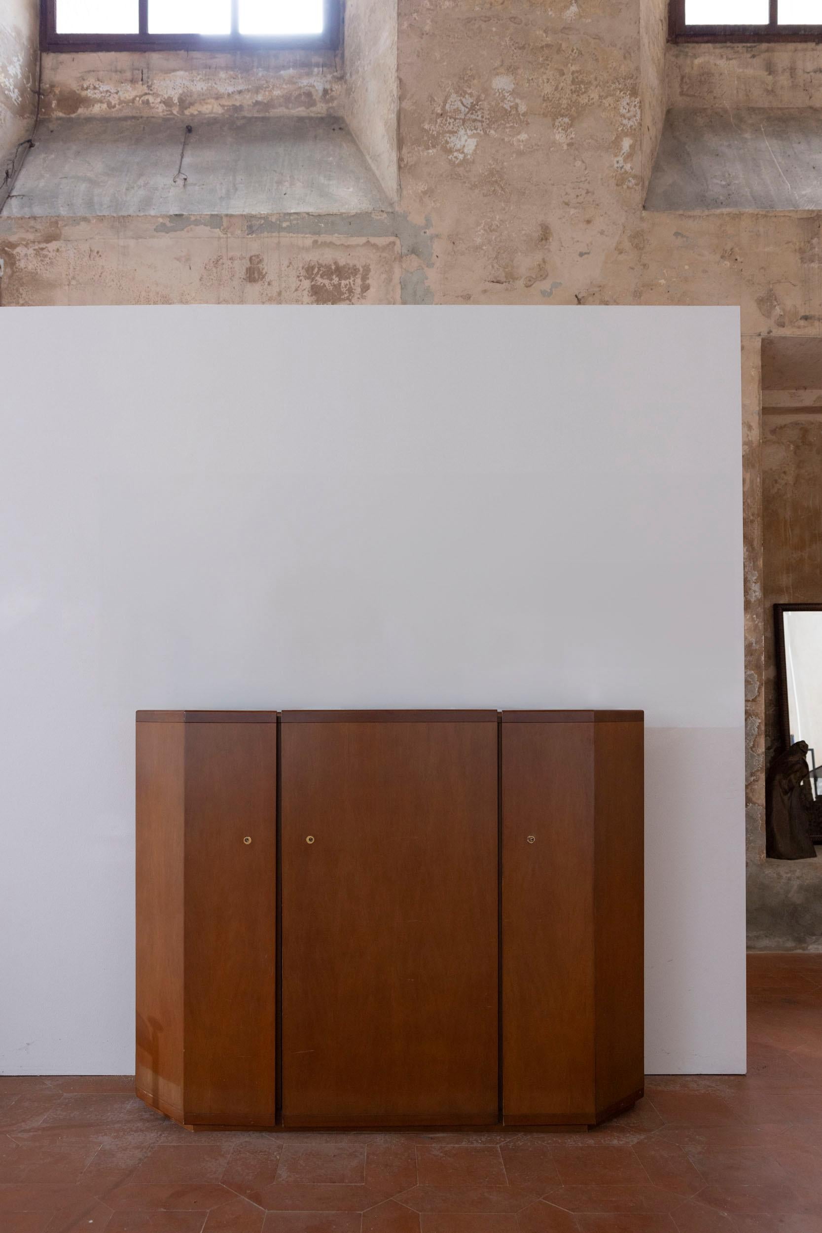 Buffet du milieu du siècle mod. Bramante conçu par Kazuhide Takahama pour Cassina.
Le buffet Bramante de Kazuhide Takahama est un exemple de design caractérisé par des lignes sobres et un cadre en bois fin. Les finitions de haute qualité mettent en