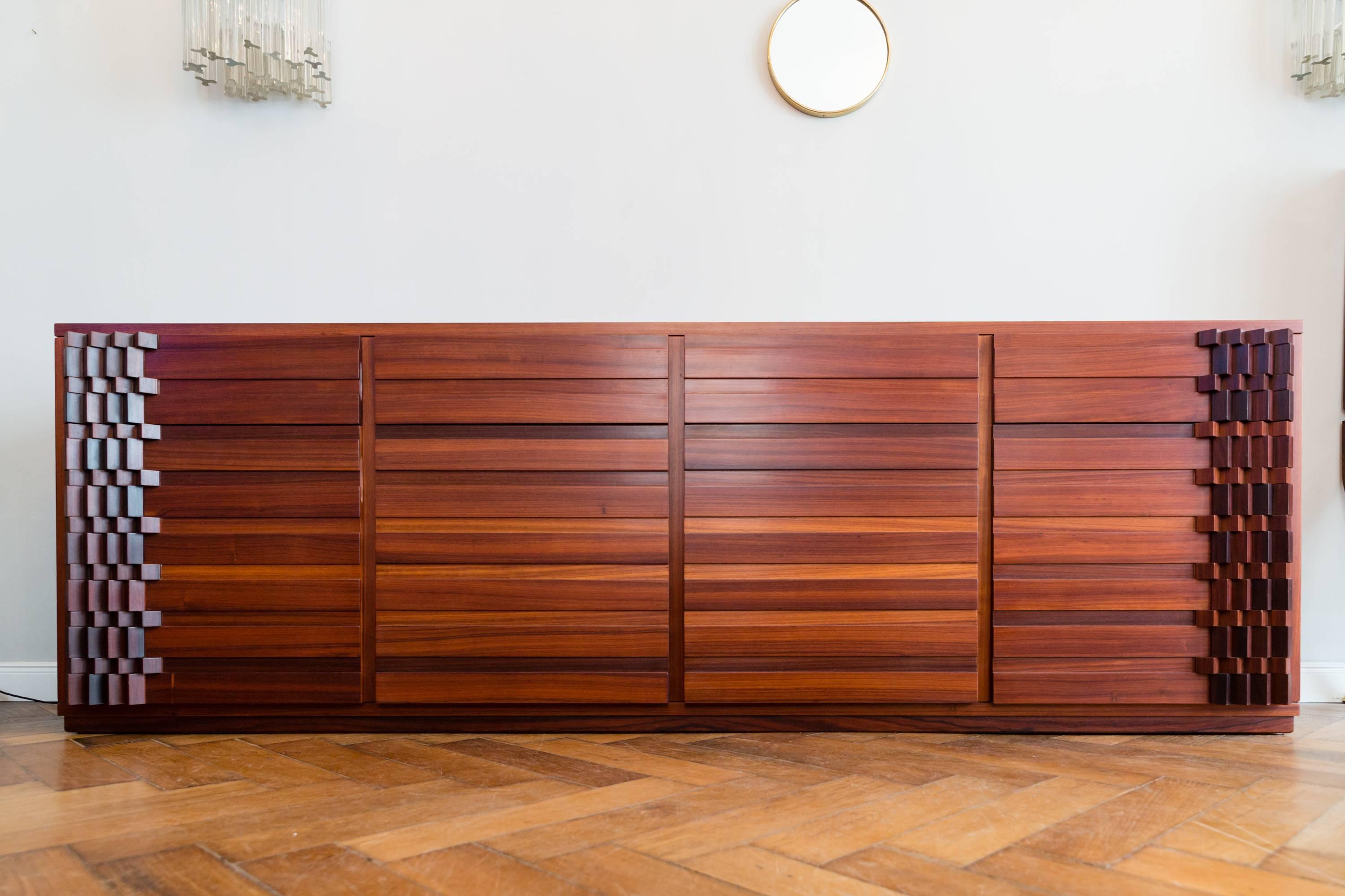 Luciano Frigerio large sideboard mod. diamond
Laminated lamellar wood in paduk wood, solid paduk wood.
Frigerio execution of Desio, circa 1968, Length 242 cm, height 80 cm, depth 55 cm.
Four drawers, four doors, four shelves, very solid quality.