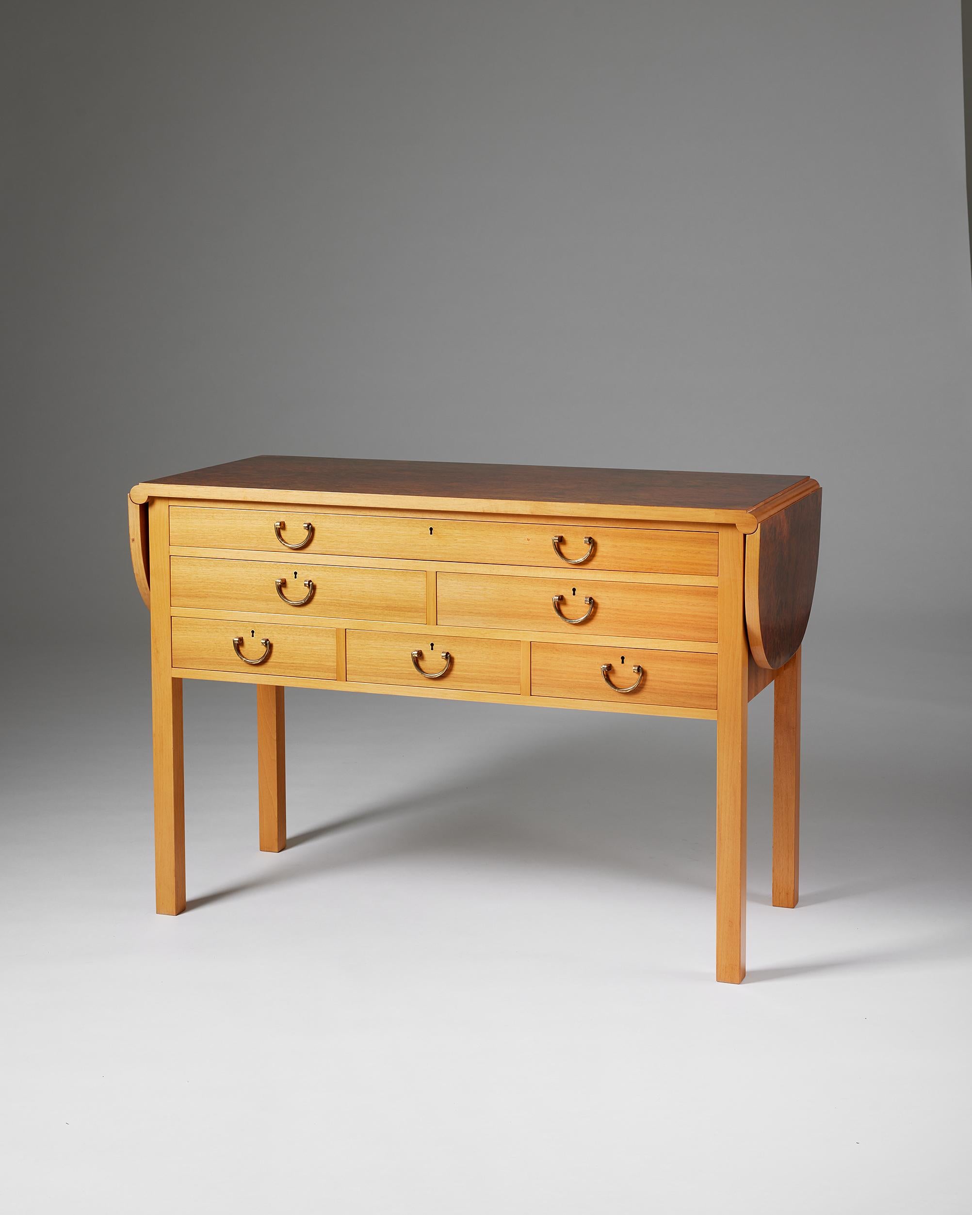 Sideboard model 1148 designed by Josef Frank for Svenskt Tenn,
Sweden, 1950s.

Walnut and alder root veneer.

This sideboard model 1148 with two clever extension flaps was designed by Josef Frank in the 1950s. Contrasting woods and a combination of