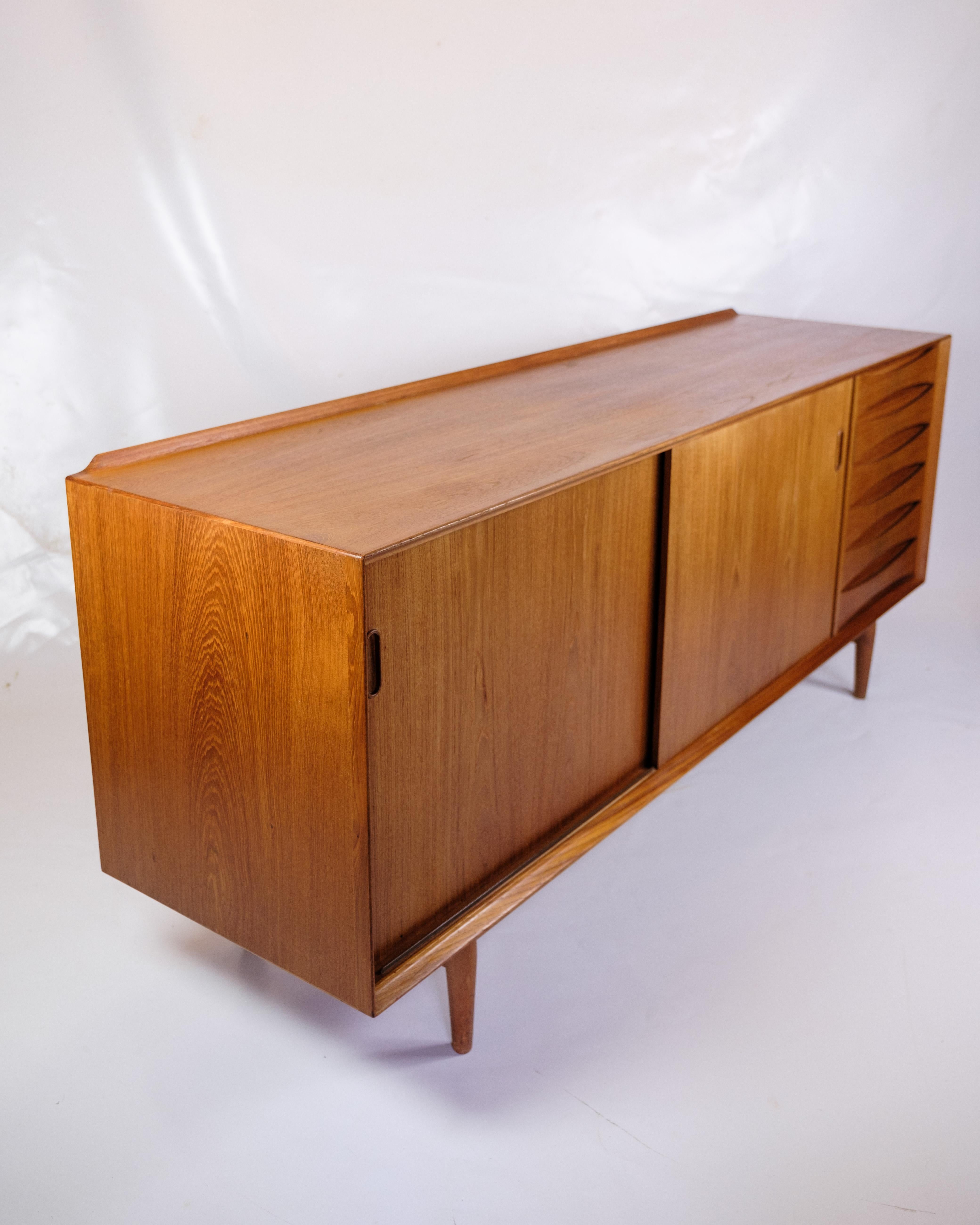 This sideboard, model 29, designed by Arne Vodder and manufactured by Sibast Møbelfabrik in the 1950s, is an excellent example of Danish mid-century modern design. The sideboard combines the warmth and beauty of teak wood with black details,