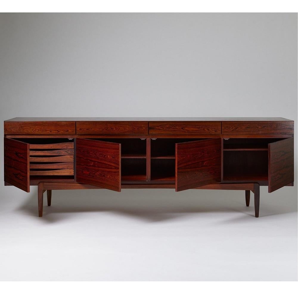 The very pure lines of the FA66 sideboard by Ib Kofod-Larsen in rosewood have made it one of the most remarkable pieces of furniture in “Scandinavian mid-century design”. This piece of furniture combines functionality with sophistication, with its 4