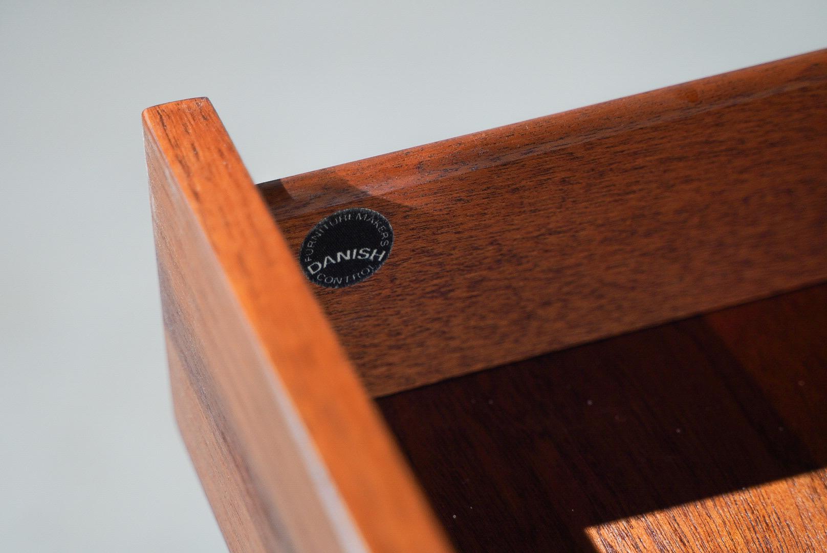 Teck Enfilade modèle FA 66  Ib Kofod-Larsen pour Faarup Möbelfabrik Danoise du milieu du siècle