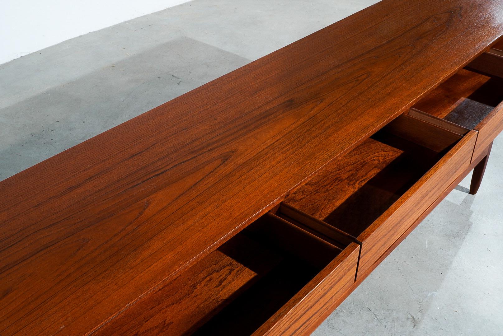 Enfilade modèle FA 66  Ib Kofod-Larsen pour Faarup Möbelfabrik Danoise du milieu du siècle 1