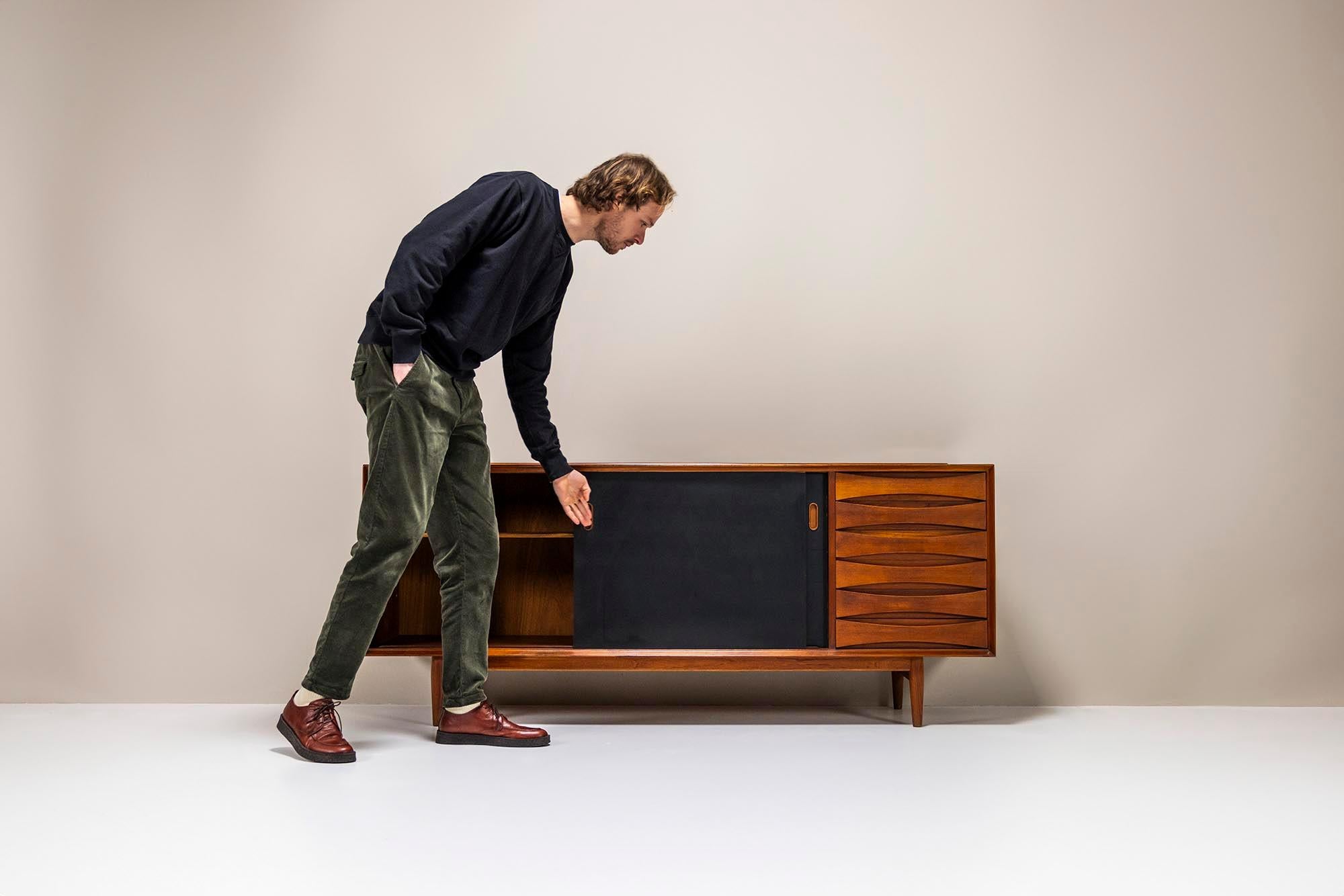 Arne Vodder is one of the great Danes when talking about furniture design. He graduated under the legendary Finn Juhl at the Royal Danish Academy of Fine Arts in Copenhagen and subsequently had a long successful career. His designs were appreciated