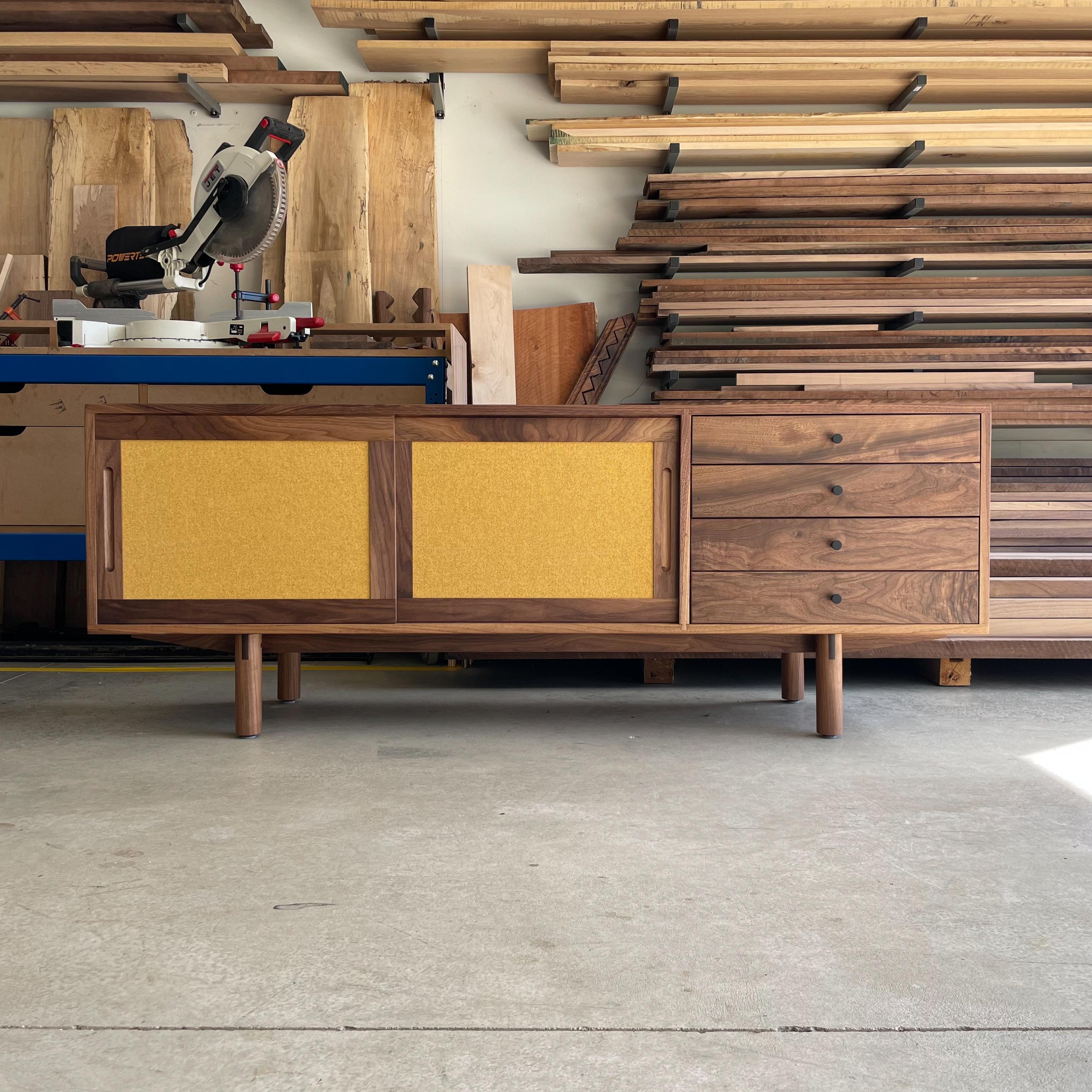 Sideboard Nr.5 von Kirby Furniture (21. Jahrhundert und zeitgenössisch) im Angebot