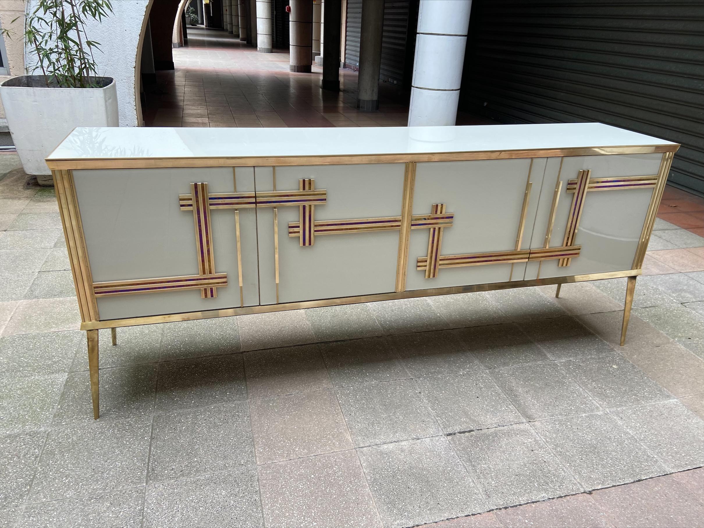 Sideboard - Northern Italy - Circa 1970

Glass and brass
In a perfect state
Measures: L 205 x D 44 x H 85 cm.