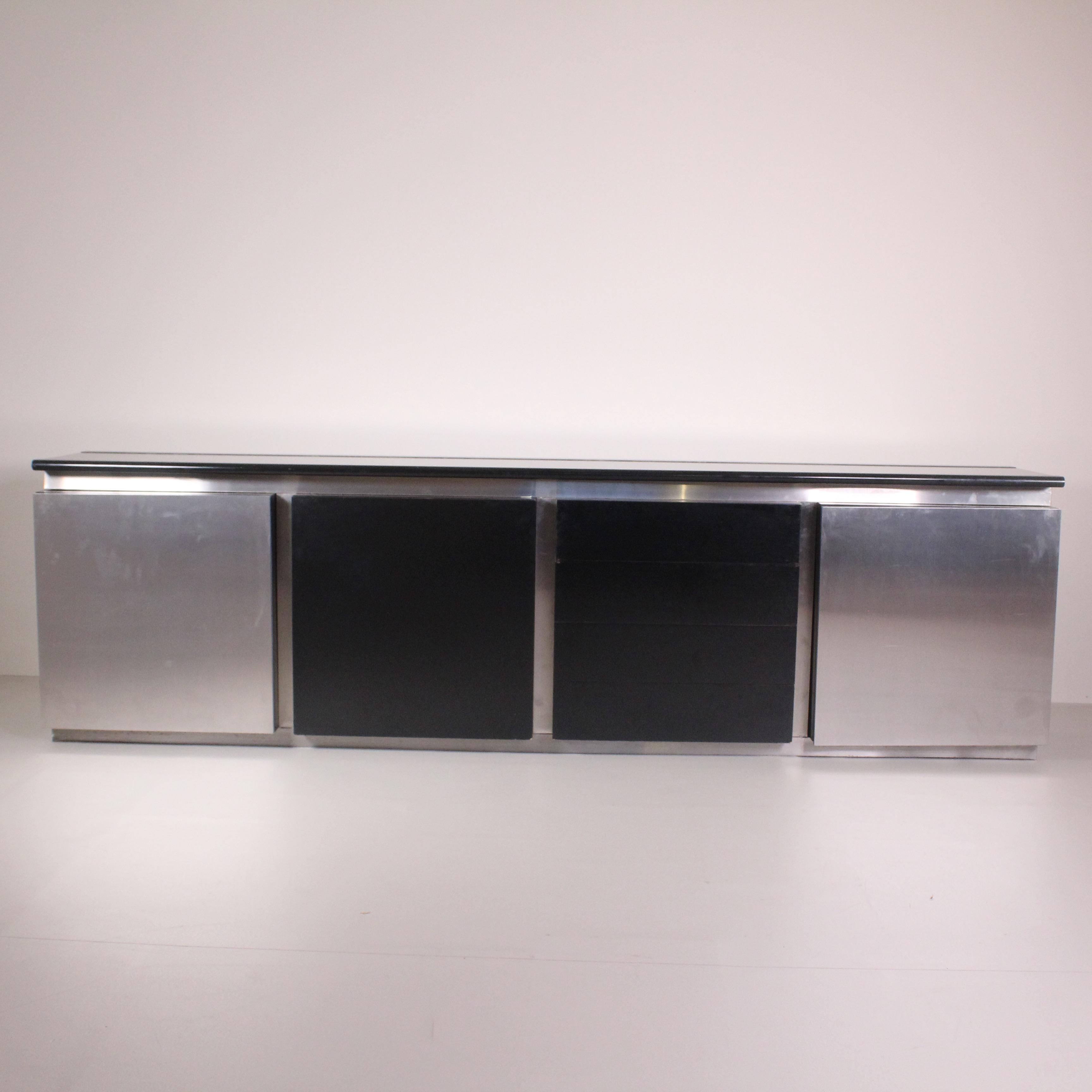 Das Sideboard Parioli von Lodovico Acerbis ist ein Werk, das Eleganz und Funktionalität perfekt miteinander verbindet. Mit seinen klaren Linien und seinem modernen Design fügt er sich harmonisch in jedes private oder berufliche Umfeld ein. Aus