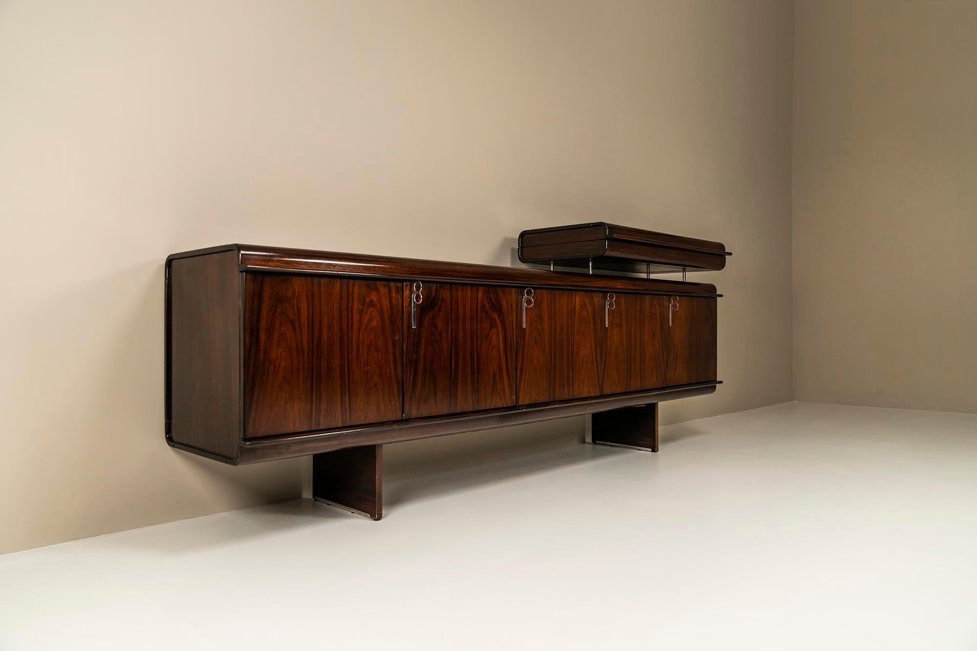 The beauty and elegance that this sideboard exudes are truly of an incredible level. The style, signature, and high level of quality and craftsmanship ooze from this item. It was designed by the illustrious Italian designer Vittorio Introini for the