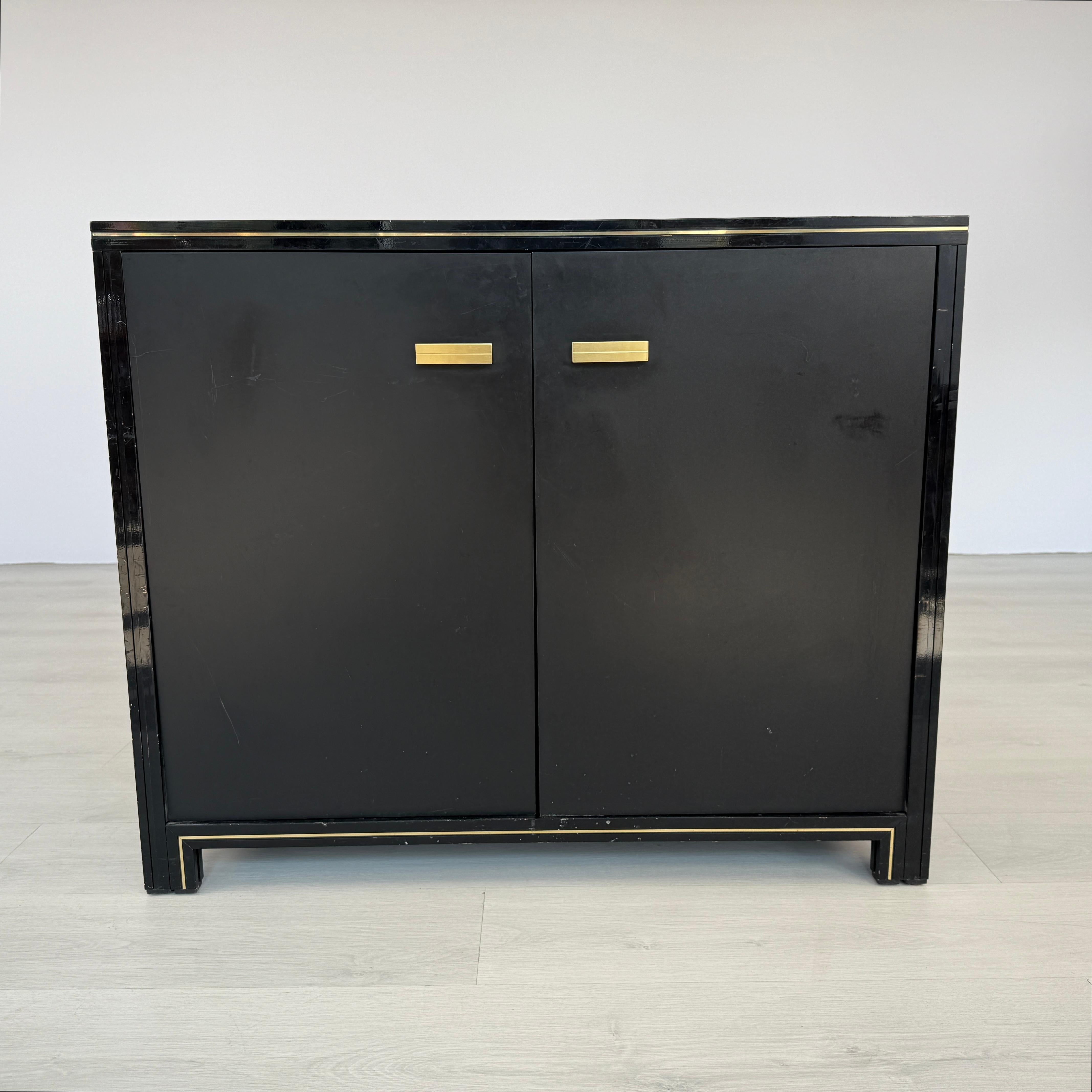 Dimensioni: H. H. x W. 35,7 x P. 16,7

Credenza francese di metà secolo laccata di nero, disegnata da Pierre Vandel Paris. Un favoloso articolo dell'iconico designer francese Pierre Vandel, i cui design sono ben documentati nella letteratura sul